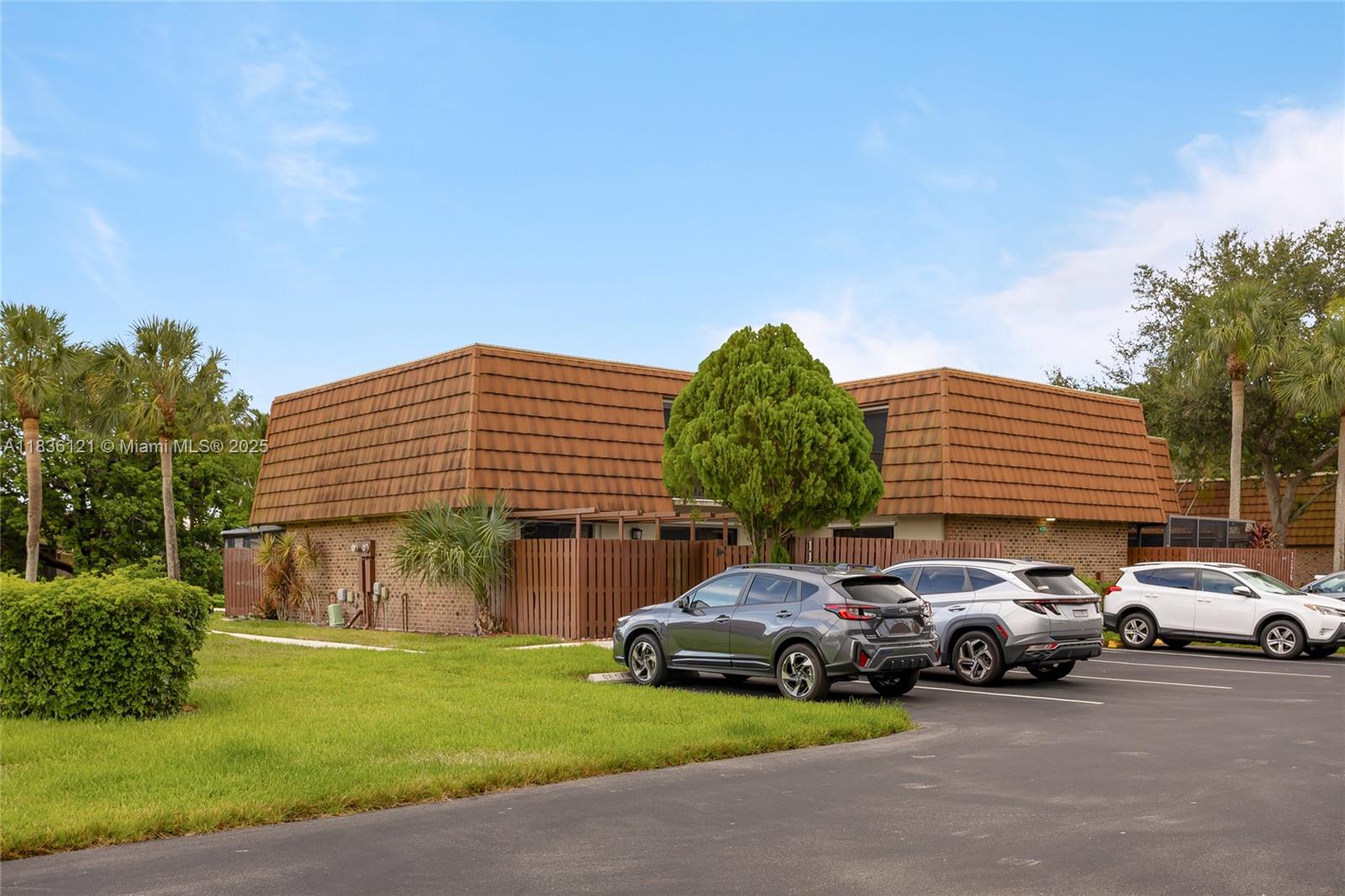 1170 SW 118th Ter, Davie, Florida image 2