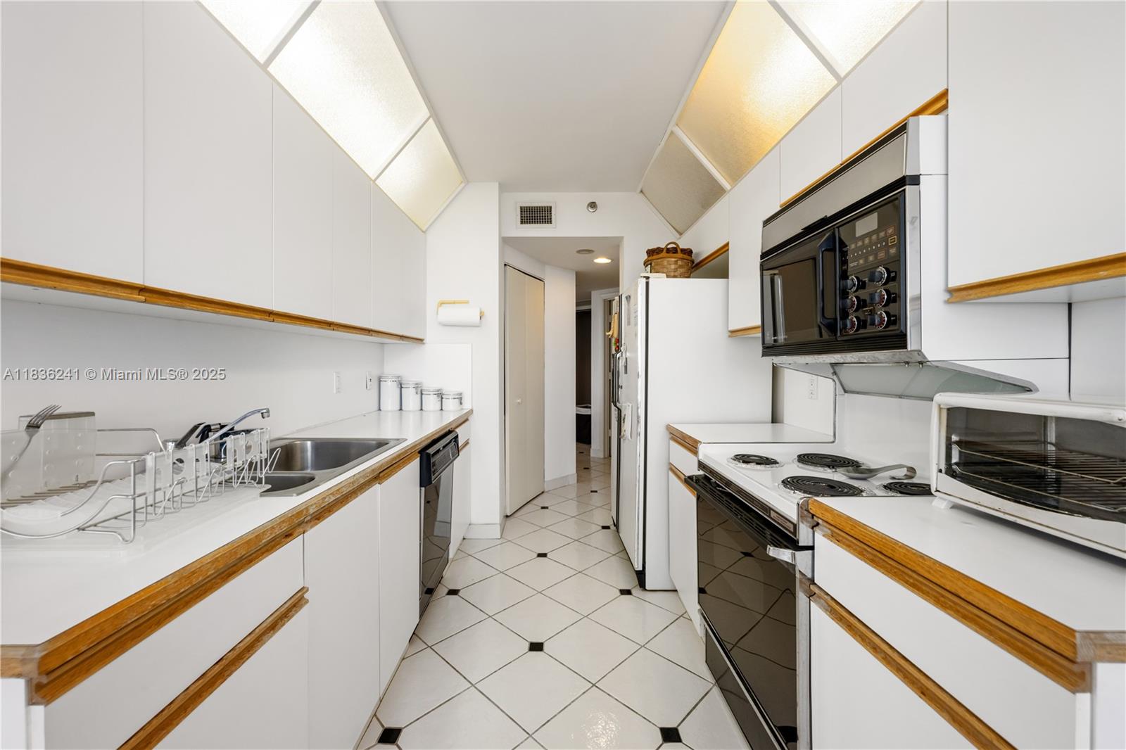 1000 W Island Blvd #2909, Aventura, Florida image 10