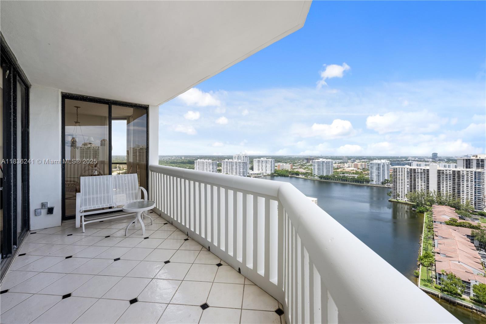 1000 W Island Blvd #2909, Aventura, Florida image 25