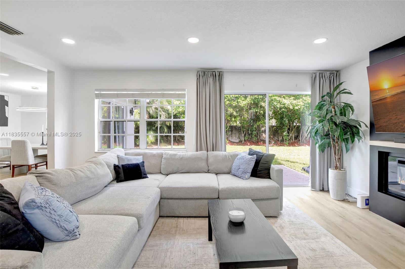 573 NW 135th Ter, Plantation, Florida image 16