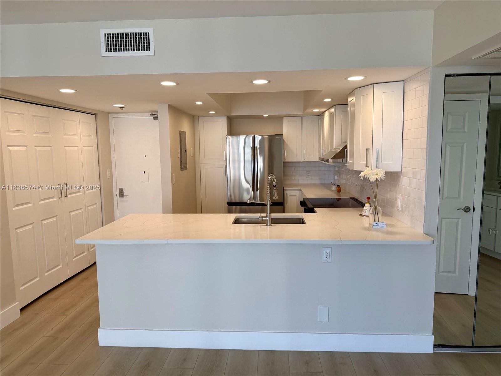 20335 W Country Club Dr #1203, Aventura, Florida image 2