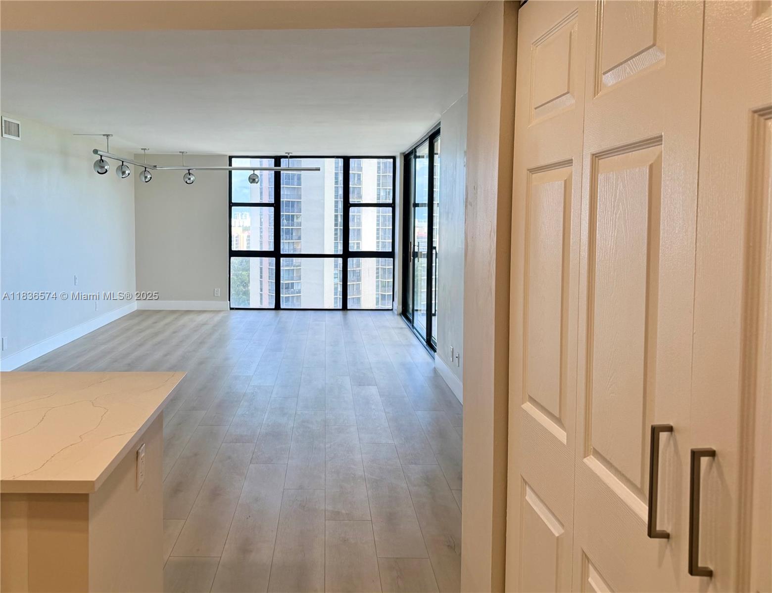 20335 W Country Club Dr #1203, Aventura, Florida image 5