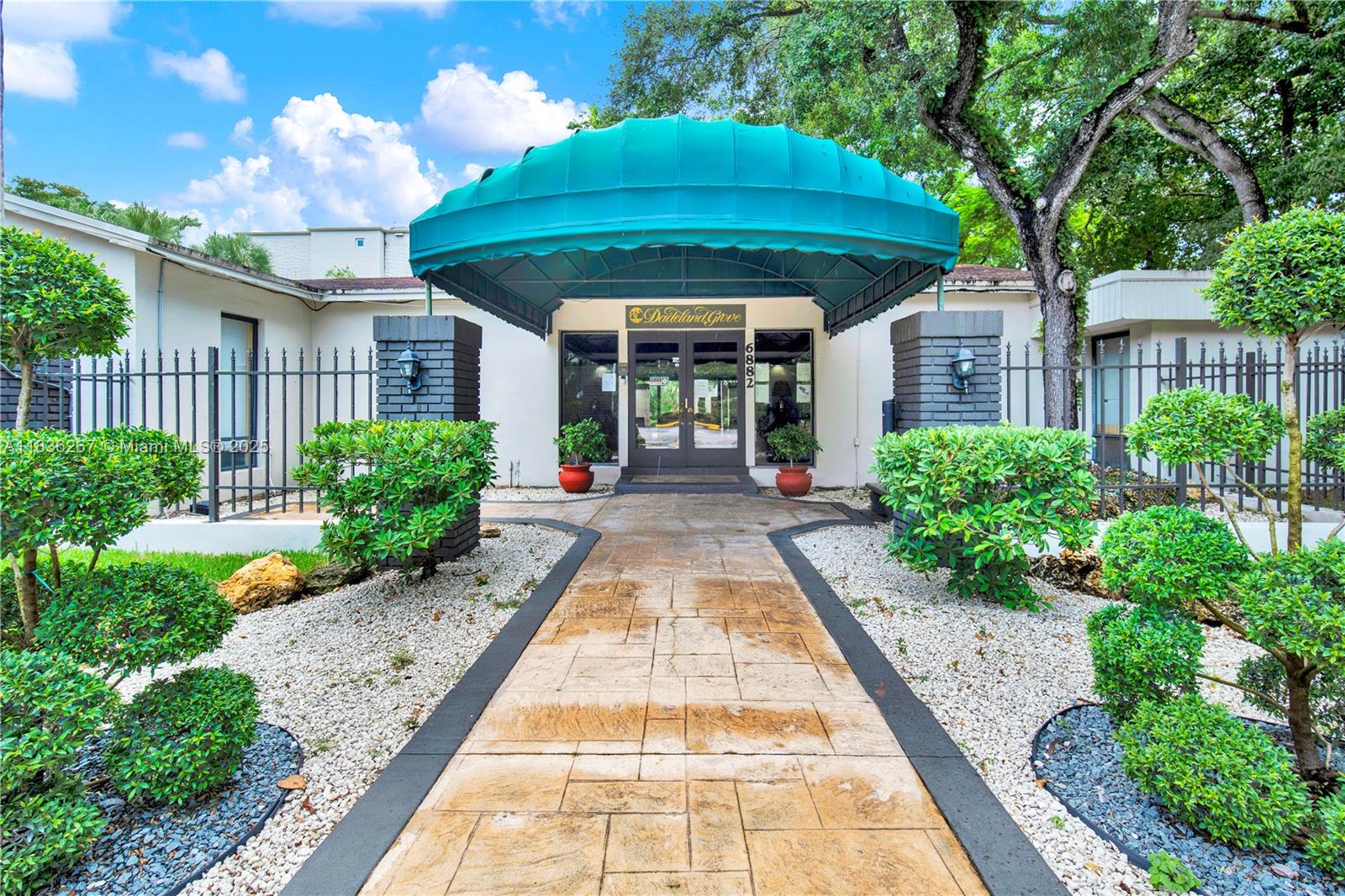 6886 N Kendall Dr #D102, Pinecrest, Florida image 2