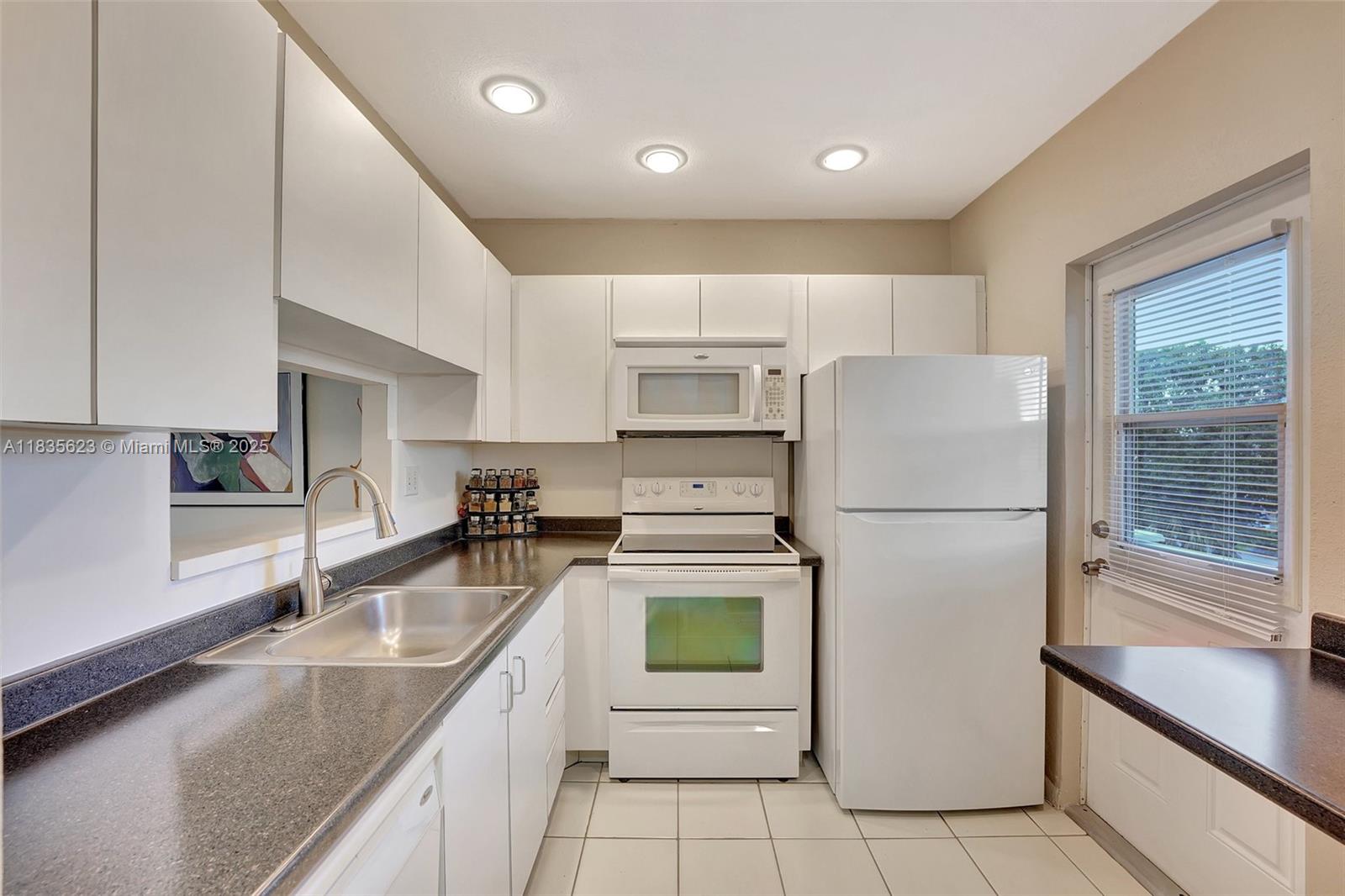 4805 NW 35th St #603, Lauderdale Lakes, Florida image 1