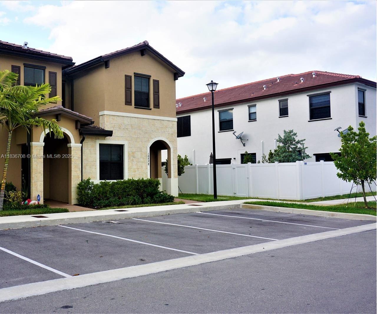 10498 W 33rd Way, Hialeah, Florida image 2
