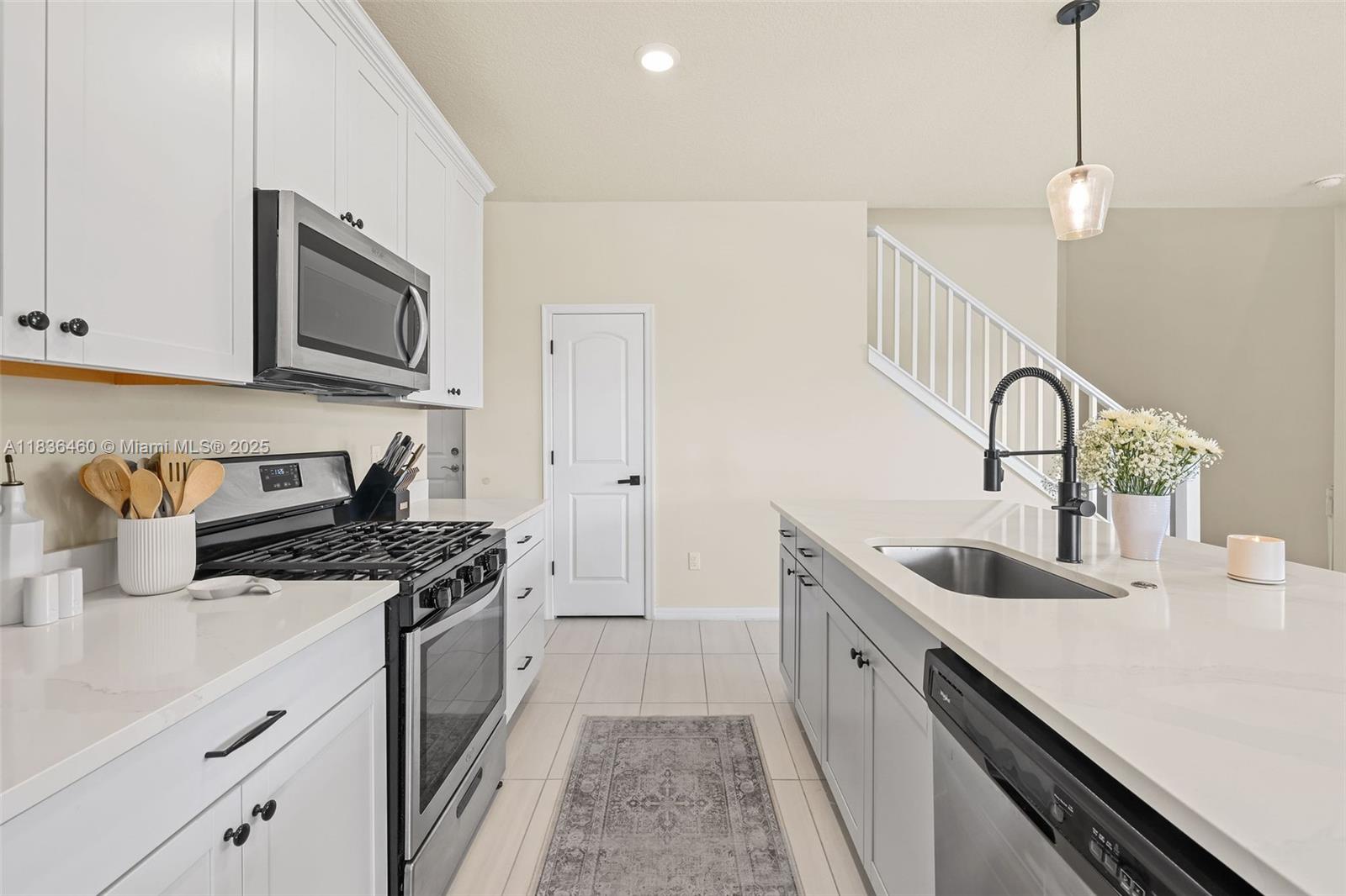 2414 Primrose Pl, Oakland Park, Florida image 11