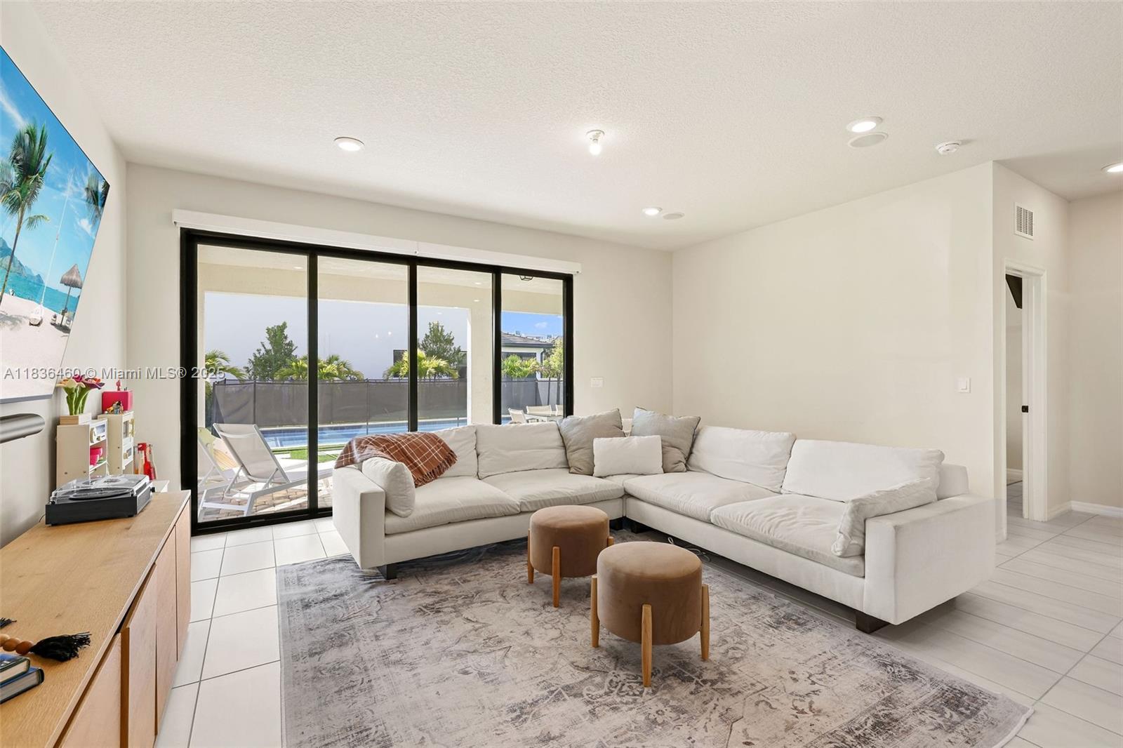 2414 Primrose Pl, Oakland Park, Florida image 14
