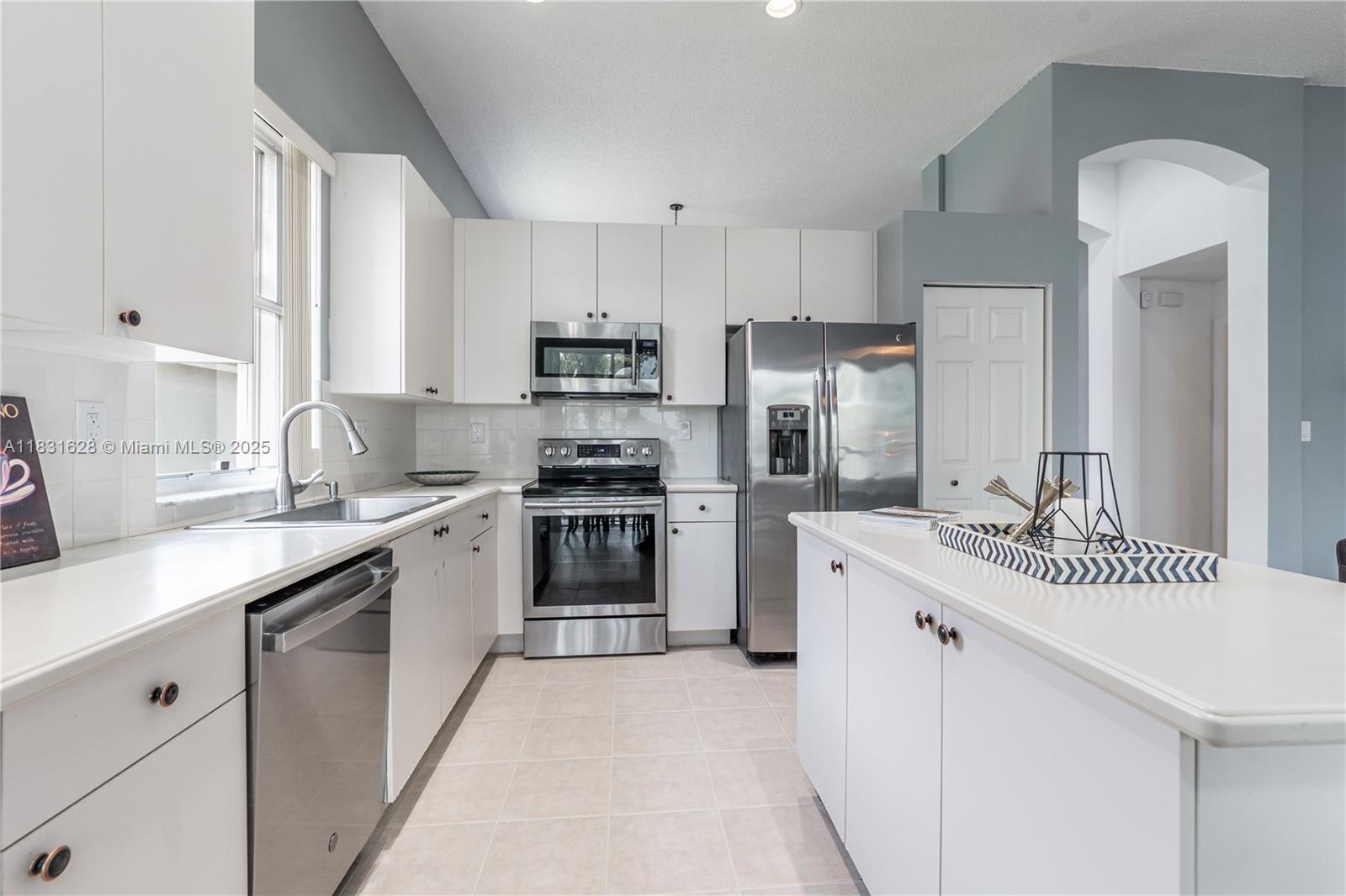 1122 NW 143rd Ave, Pembroke Pines, Florida image 13