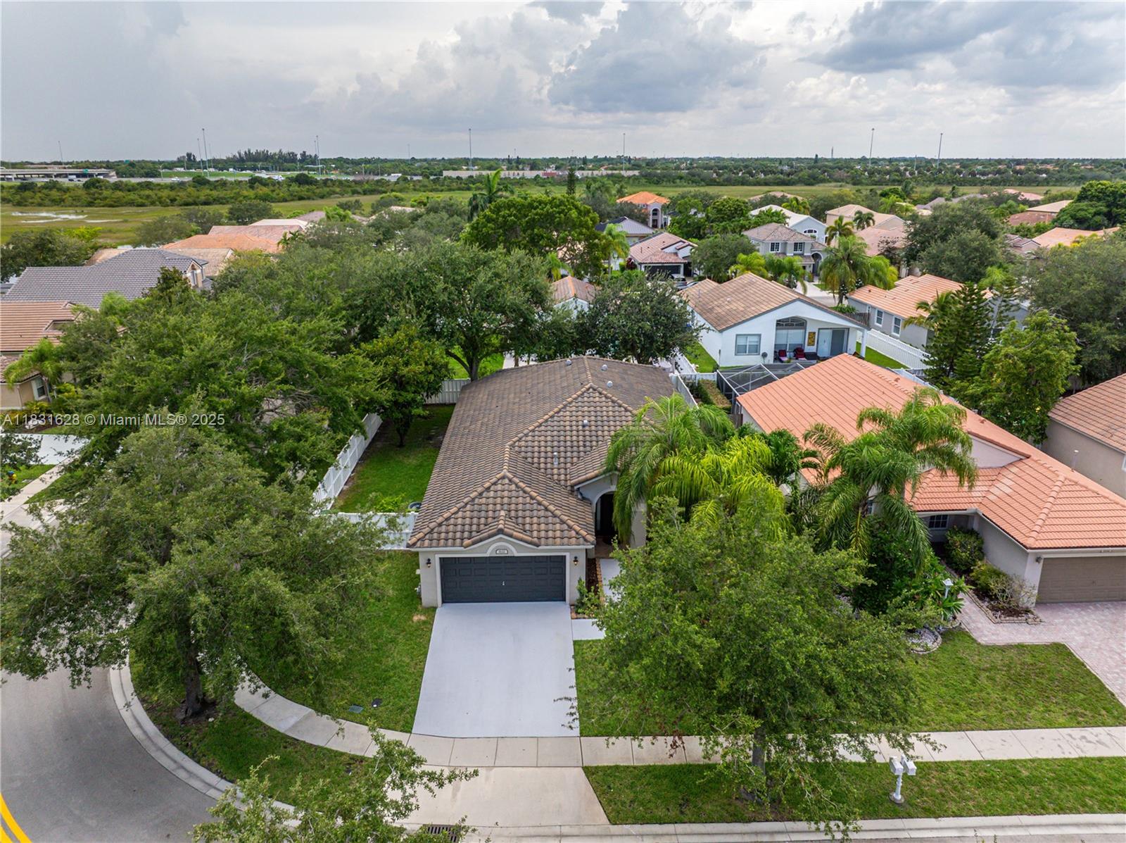 1122 NW 143rd Ave, Pembroke Pines, Florida image 2