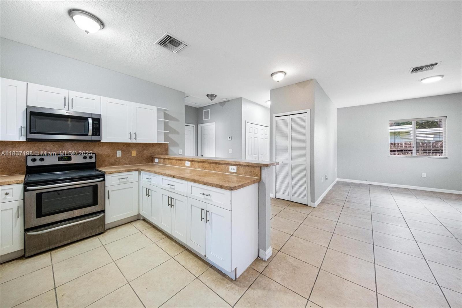 6124 SW 39th St, Miramar, Florida image 9