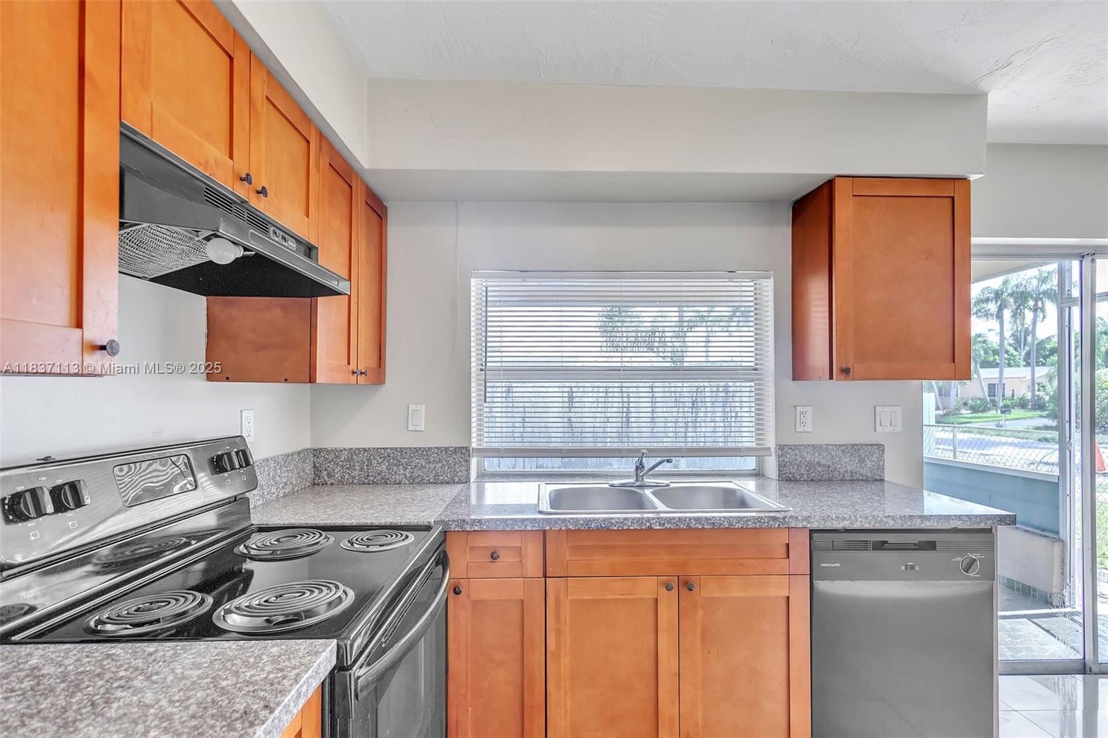 8361 NW 28th Pl, Sunrise, Florida image 10