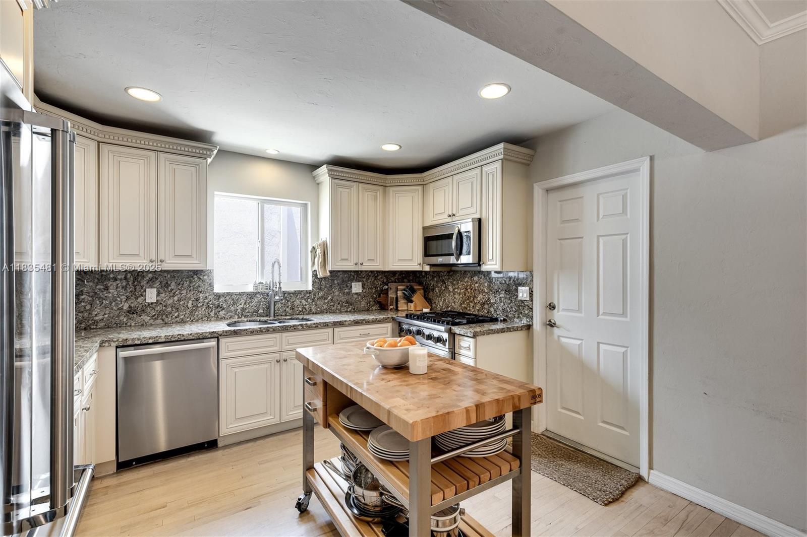 820 SE 9th St, Fort Lauderdale, Florida image 18