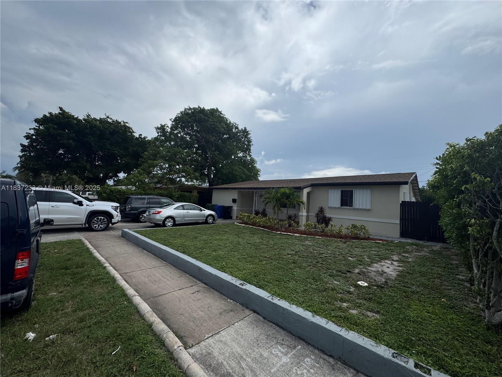 2855 SW 10th St, Fort Lauderdale, Florida image 2