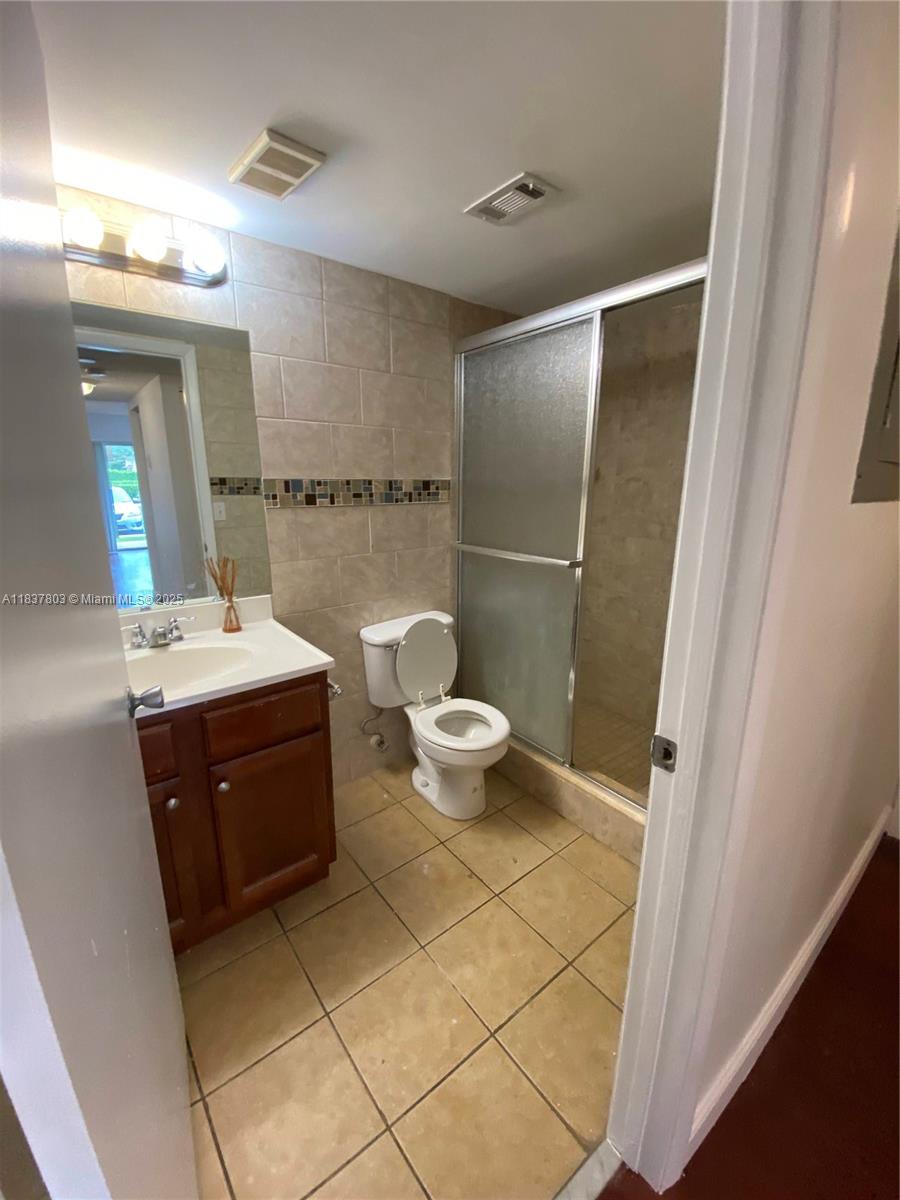 7640 Westwood Dr #406, Tamarac, Florida image 6