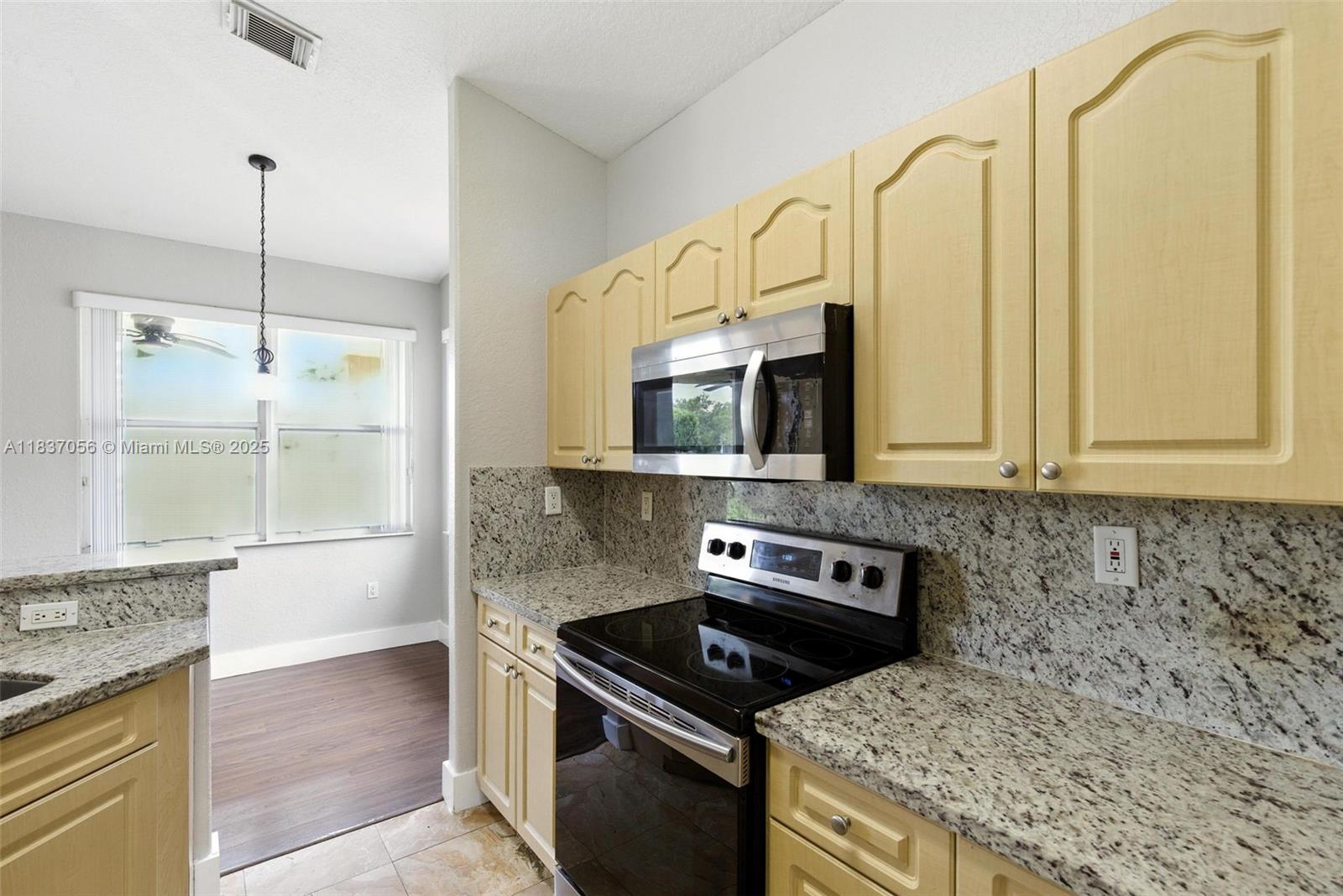 8899 NW 169th Ter, Hialeah, Florida image 5