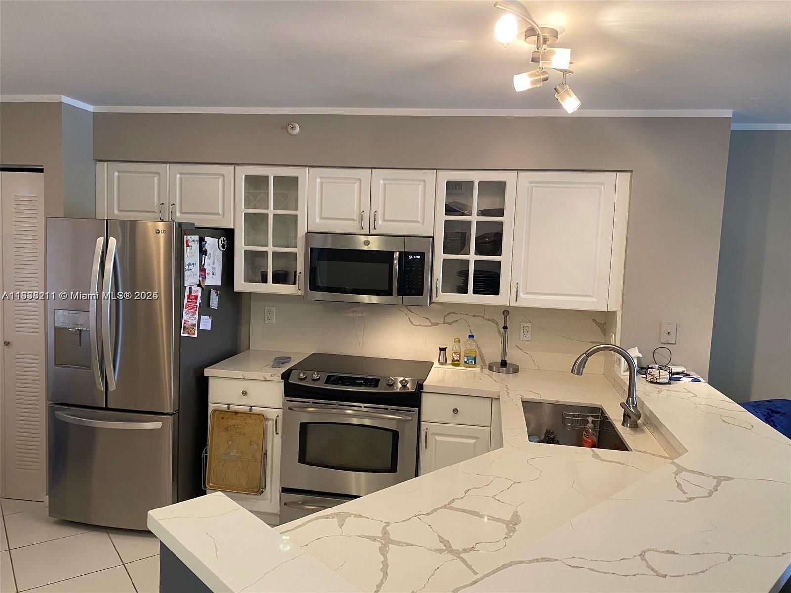 2205 S Cypress Bend Dr #302, Pompano Beach, Florida image 13