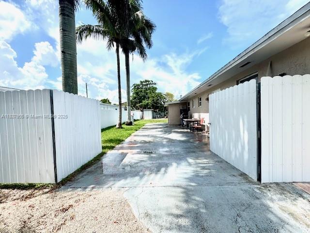 827 SW 3rd St, Florida City, Florida image 2