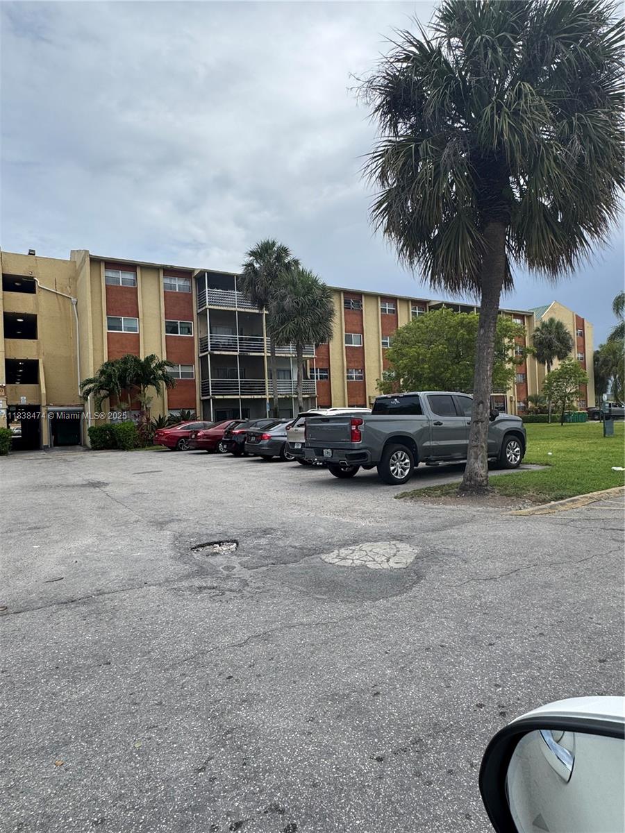 3610 NW 21st St #413, Lauderdale Lakes, Florida image 1