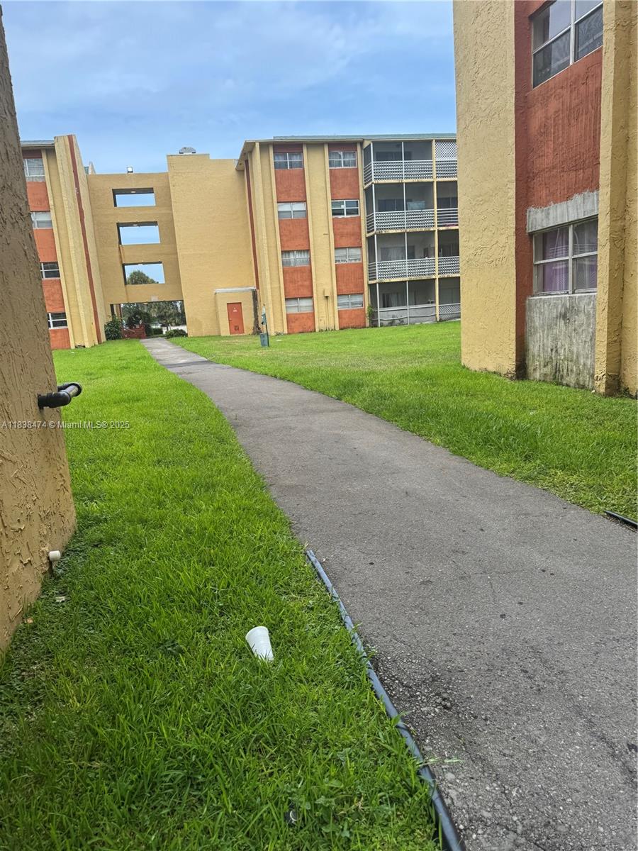 3610 NW 21st St #413, Lauderdale Lakes, Florida image 4