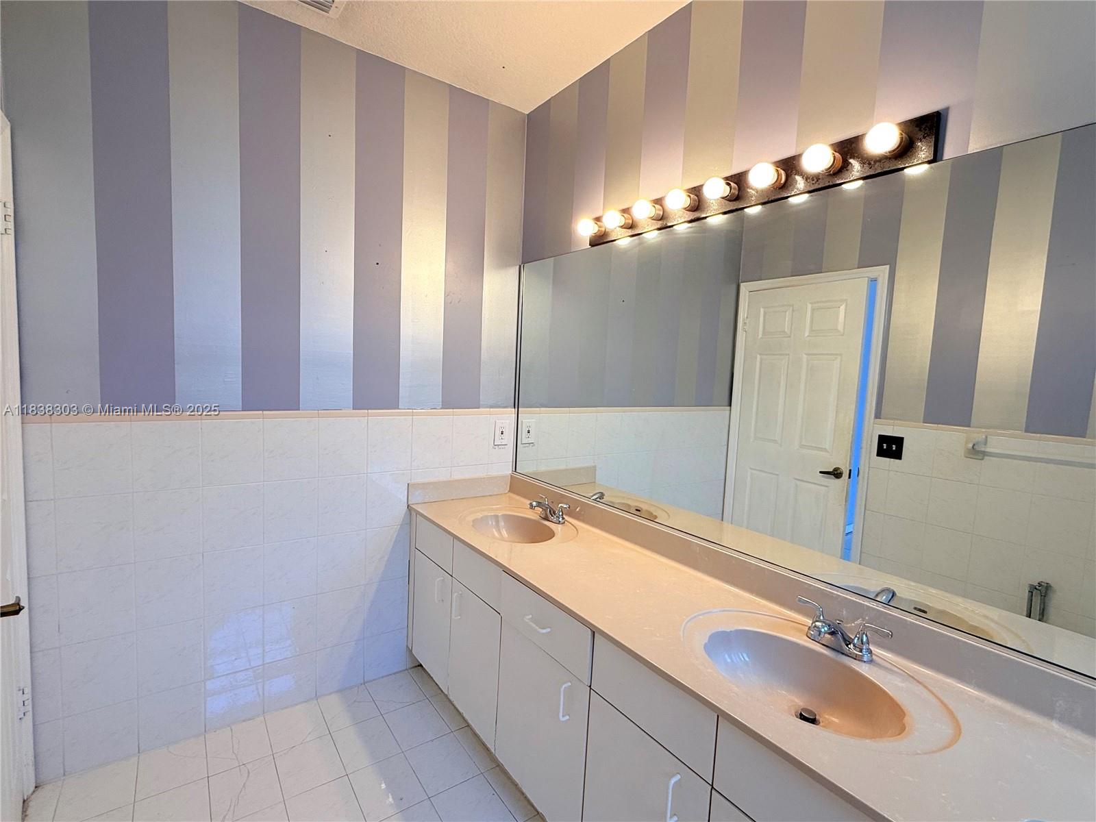 8973 NW 147th Ter, Miami Lakes, Florida image 20