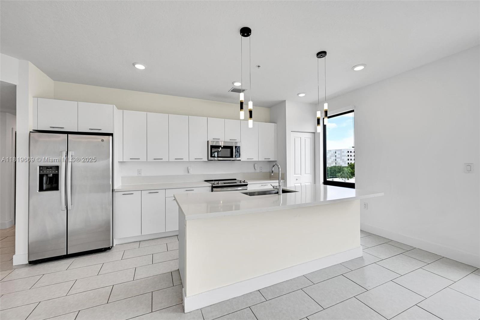 8167 NW 41st St #E-406, Doral, Florida image 2