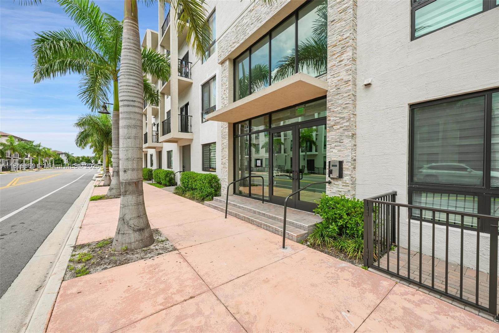 8167 NW 41st St #E-406, Doral, Florida image 26