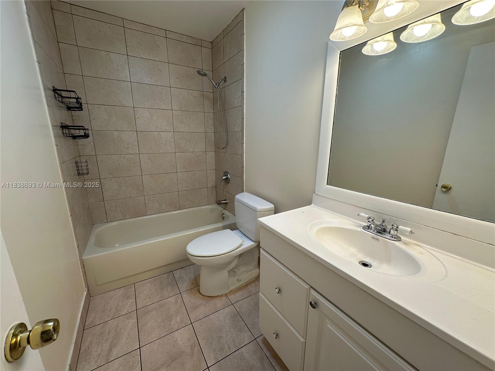 8005 Lagos De Campo Blvd #L-4, Tamarac, Florida image 13