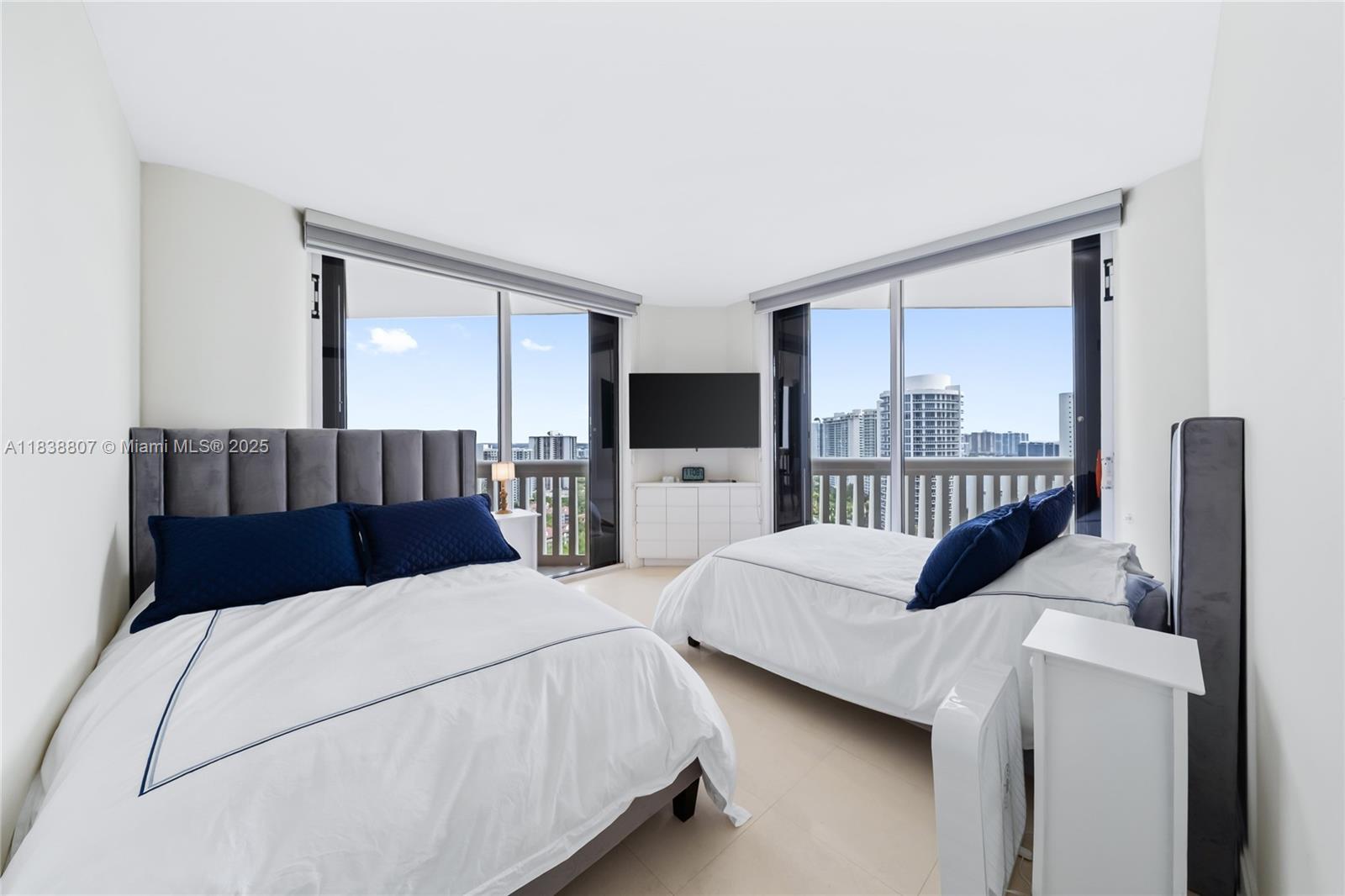 2000 Island Blvd #2409, Aventura, Florida image 17