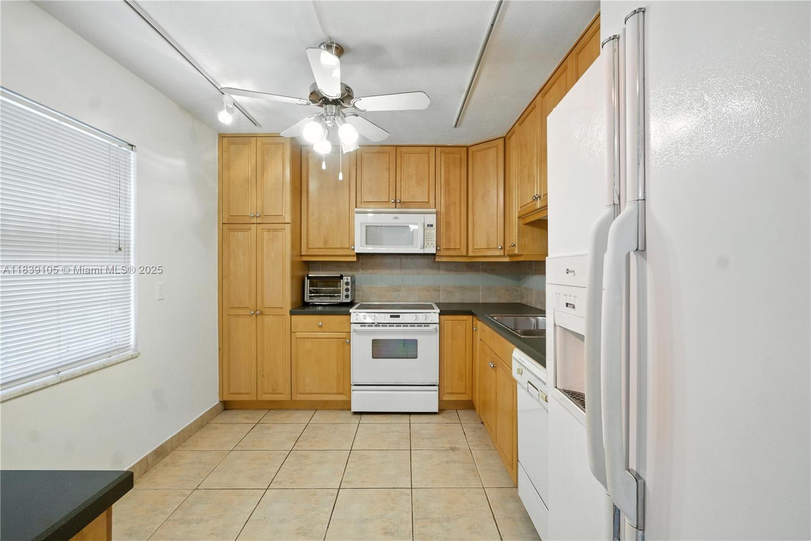 3850 Oaks Clubhouse Dr #307, Pompano Beach, Florida image 11