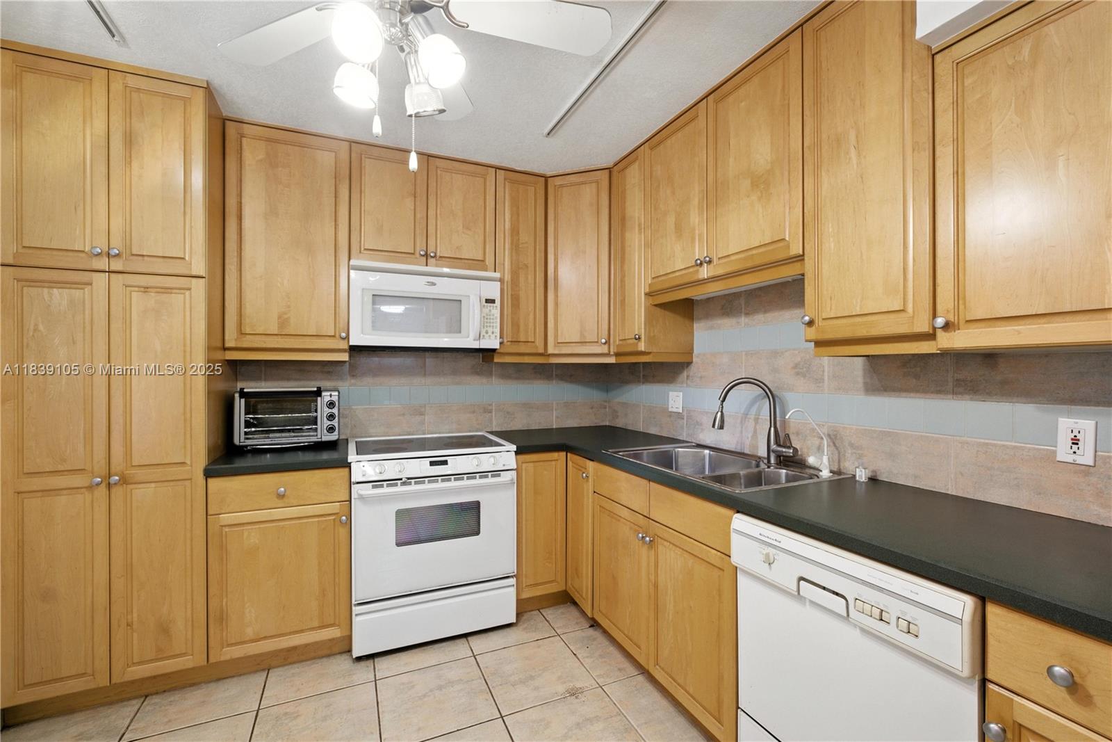 3850 Oaks Clubhouse Dr #307, Pompano Beach, Florida image 12
