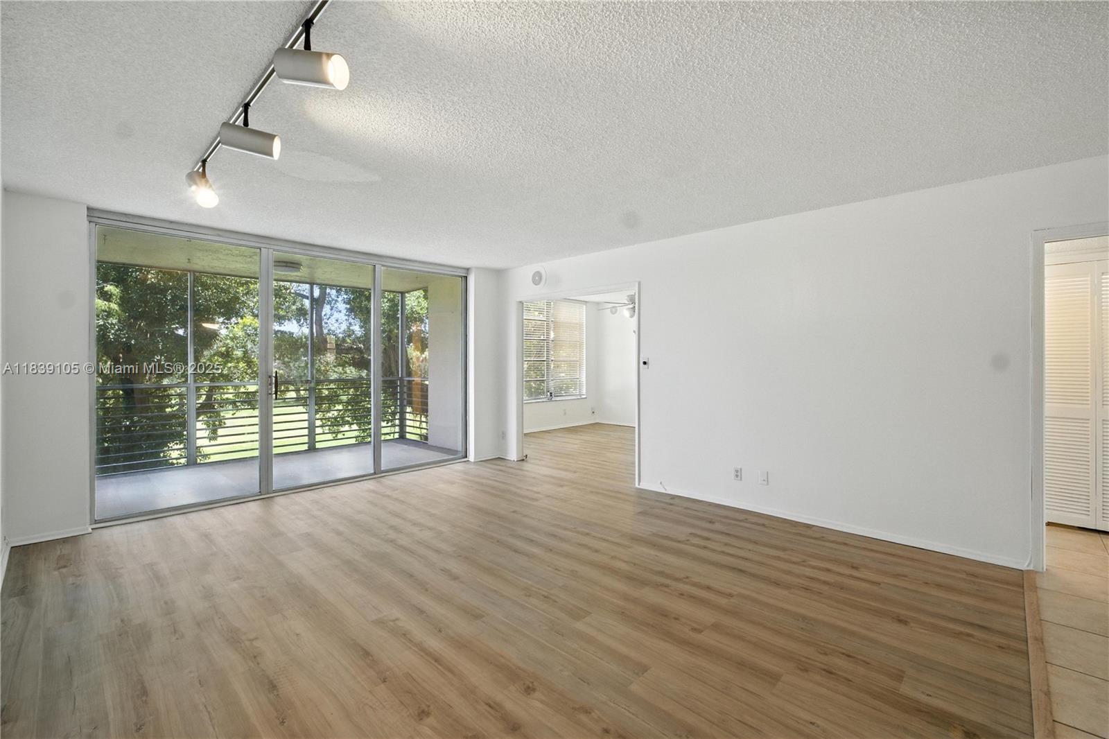 3850 Oaks Clubhouse Dr #307, Pompano Beach, Florida image 14
