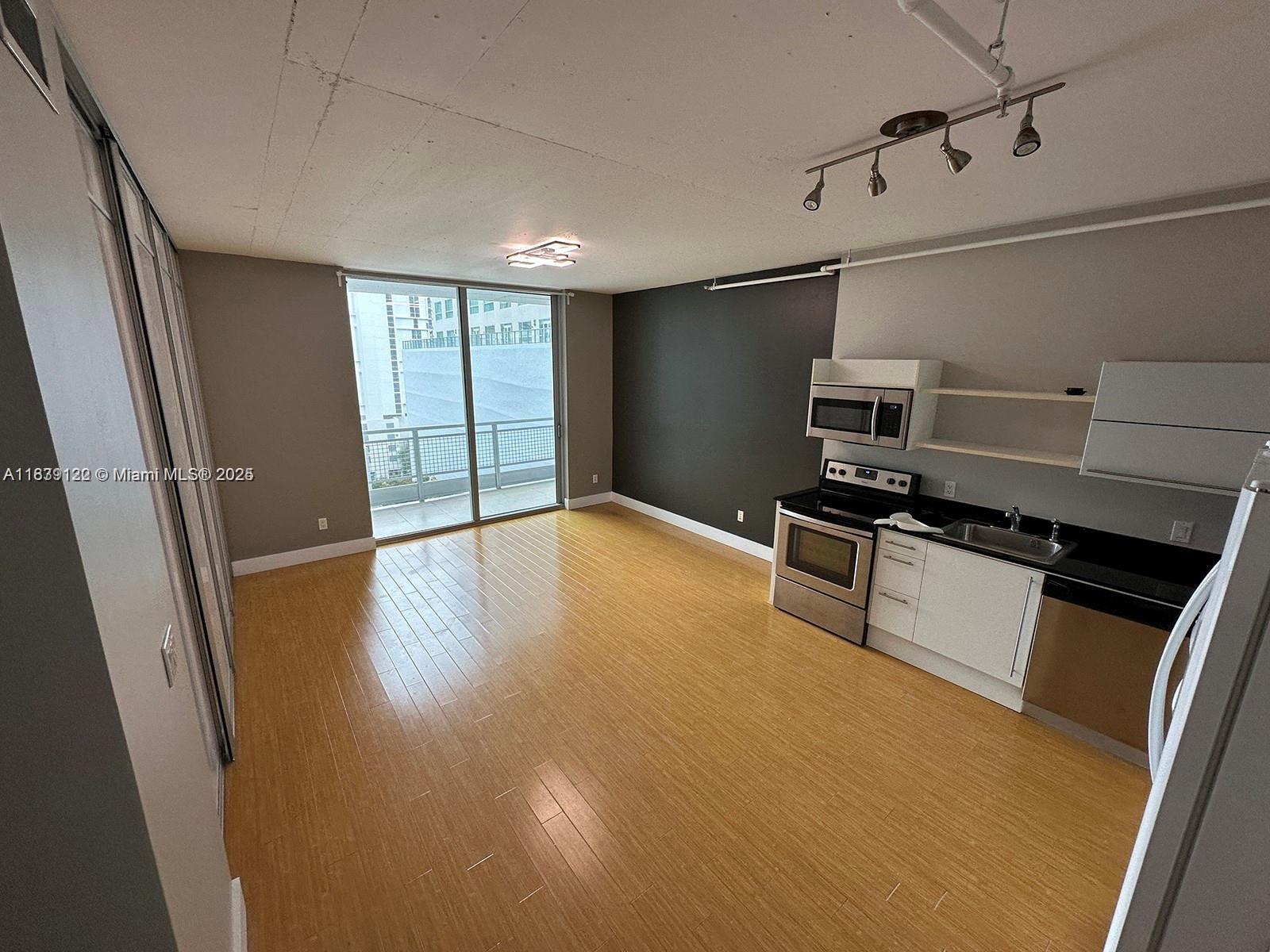 Just remodeled! Enjoy this amazing 1 Bedroom / 1 Bath Residence in Neo Vertika, with fantastic modern appliances and finishes. This Luxury Condo Rental is featuring amazing views of the city, the pool, the amenities and an increíble modern design living experience. Unfurnished, with 1 assigned parking in one of best residential condo buildings in the Miami River and Brickell, right across the street from Brickell City Center and the new Underline park.