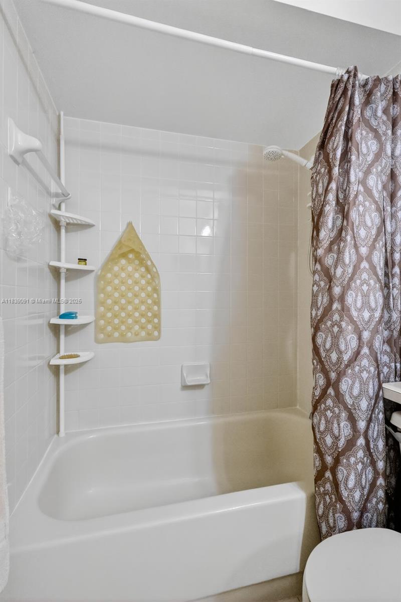 19611 NW 82nd Ct, Hialeah, Florida image 21