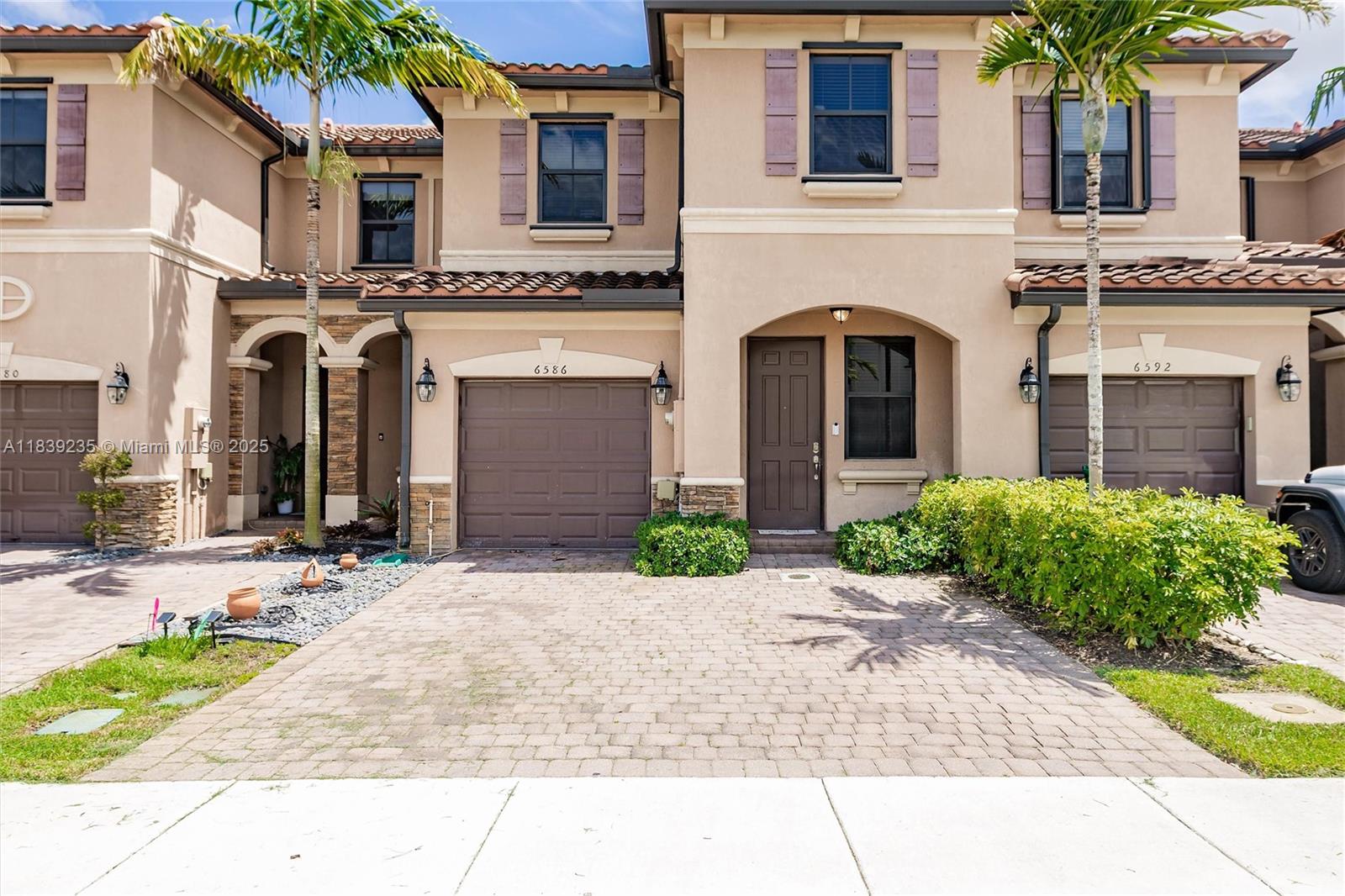6586 S Anise Ct, Davie, Florida image 1