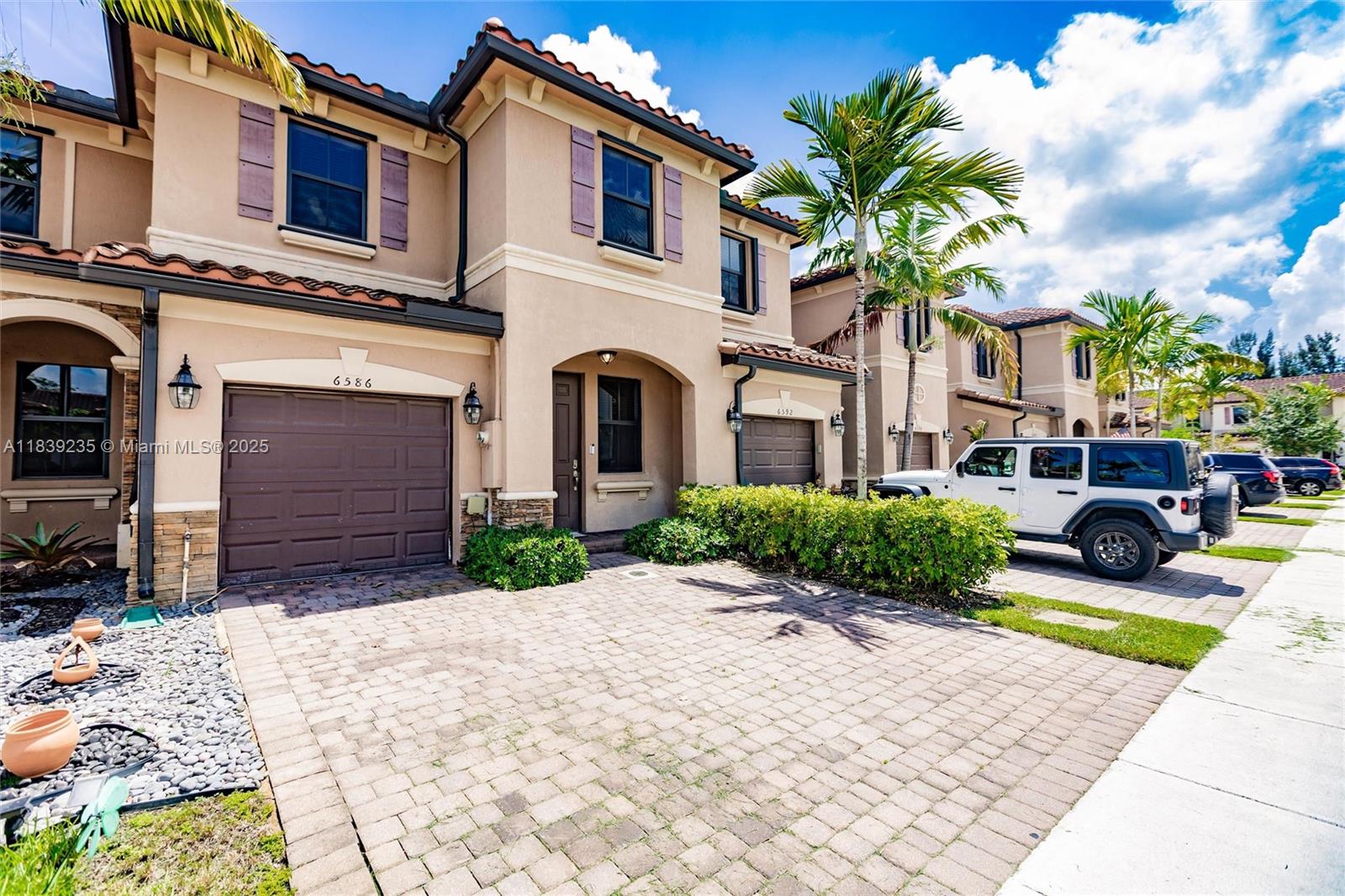 6586 S Anise Ct, Davie, Florida image 2
