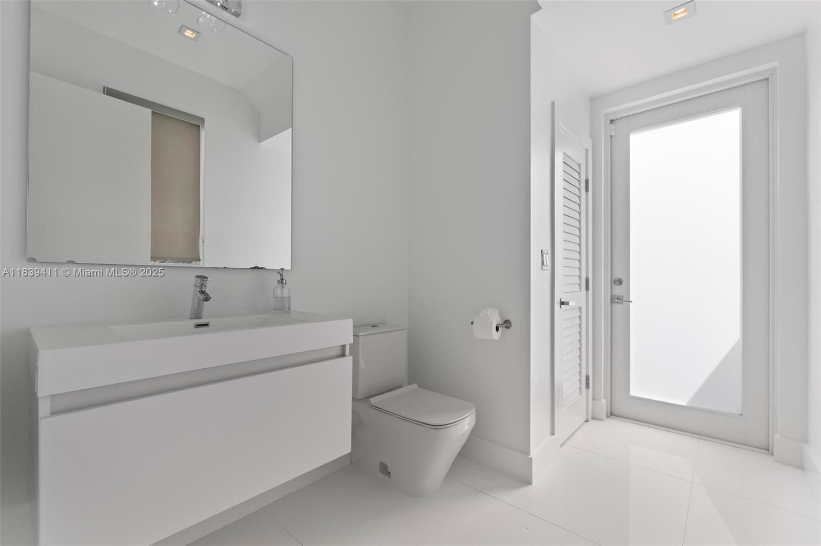 10431 NW 68th Ter, Doral, Florida image 23