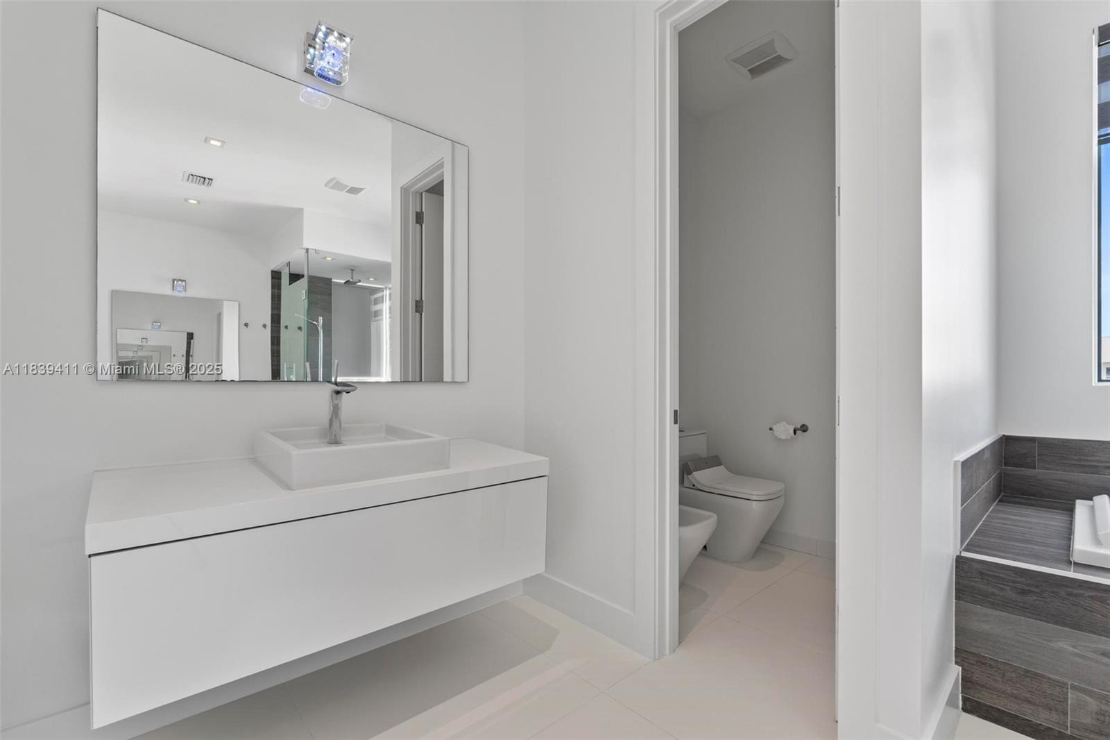 10431 NW 68th Ter, Doral, Florida image 36