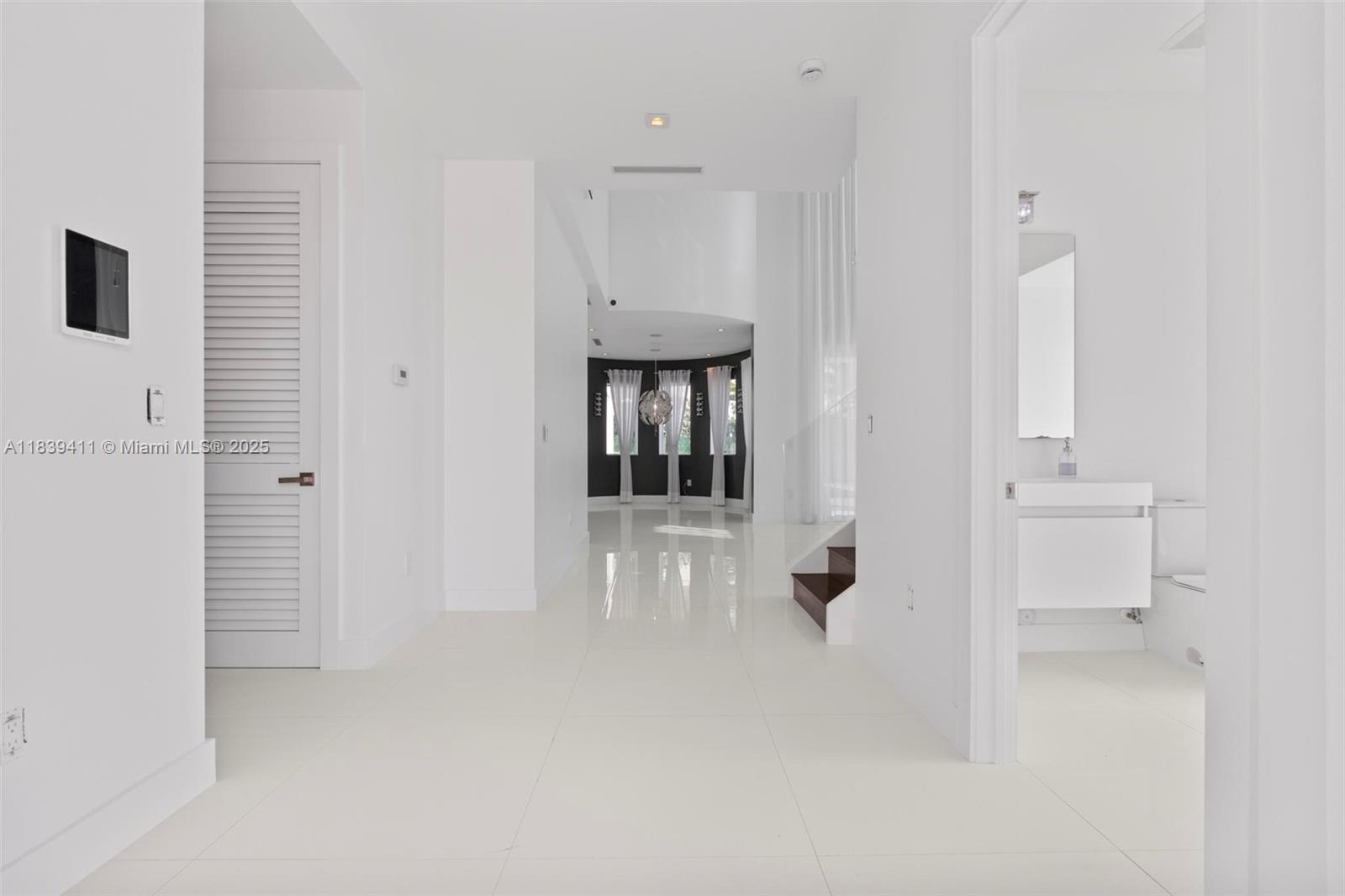 10431 NW 68th Ter, Doral, Florida image 9