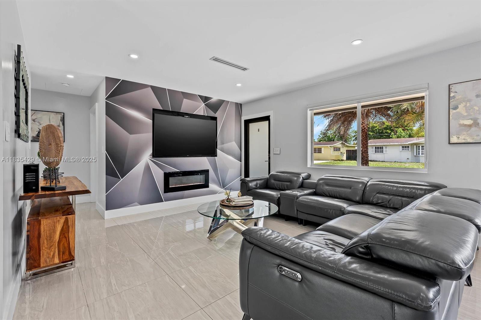 8115 NW 185th Ter, Hialeah, Florida image 6