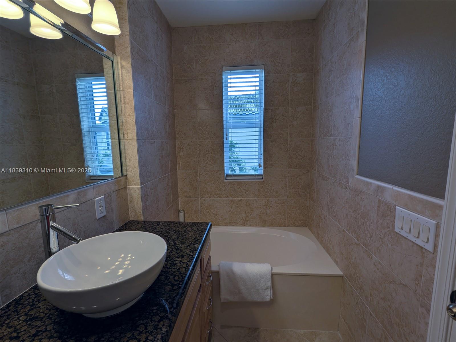 1900 Oceanwalk Ln #123, Lauderdale By The Sea, Florida image 13