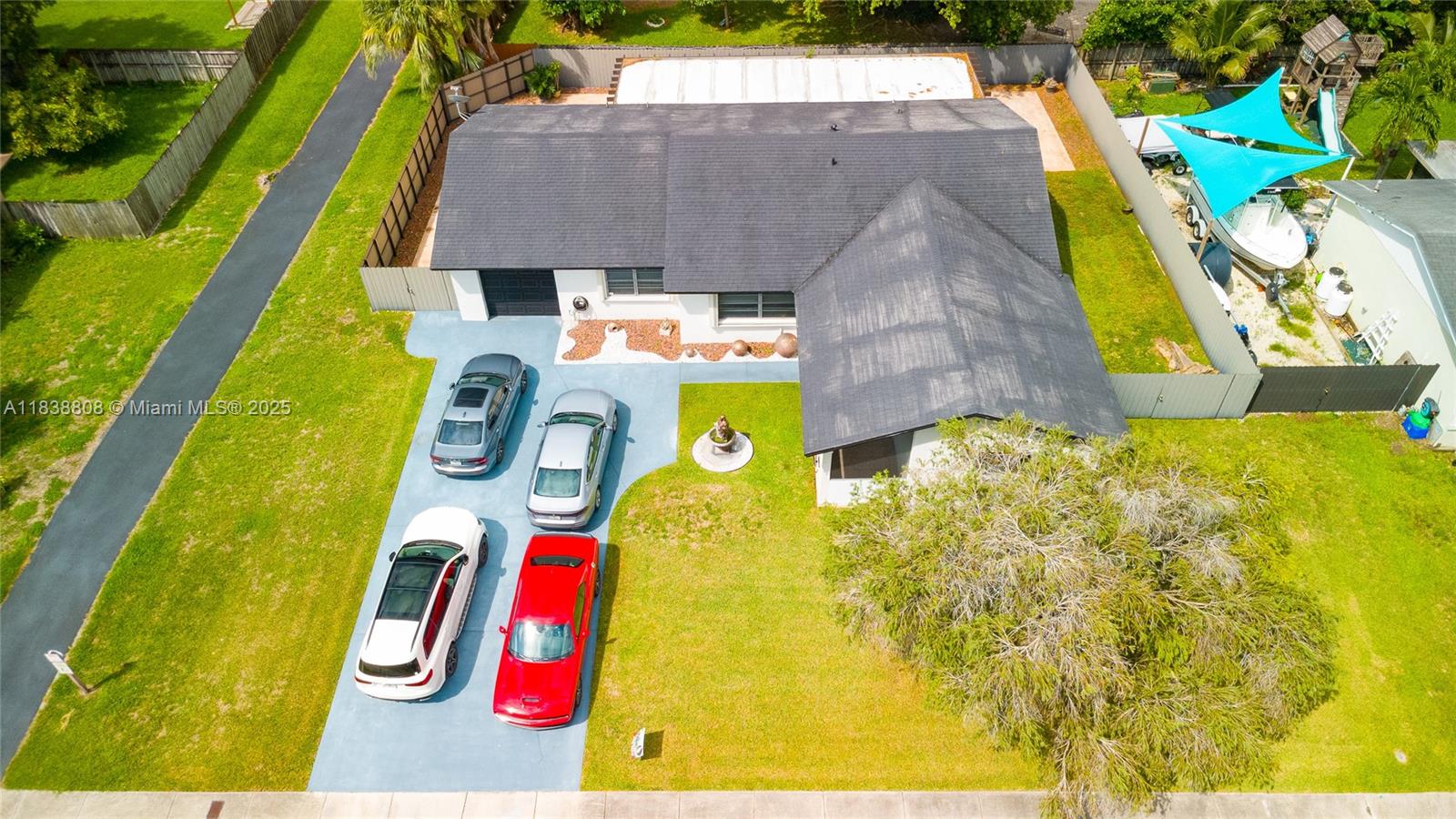 906 Cardinal Pl, Homestead, Florida image 2