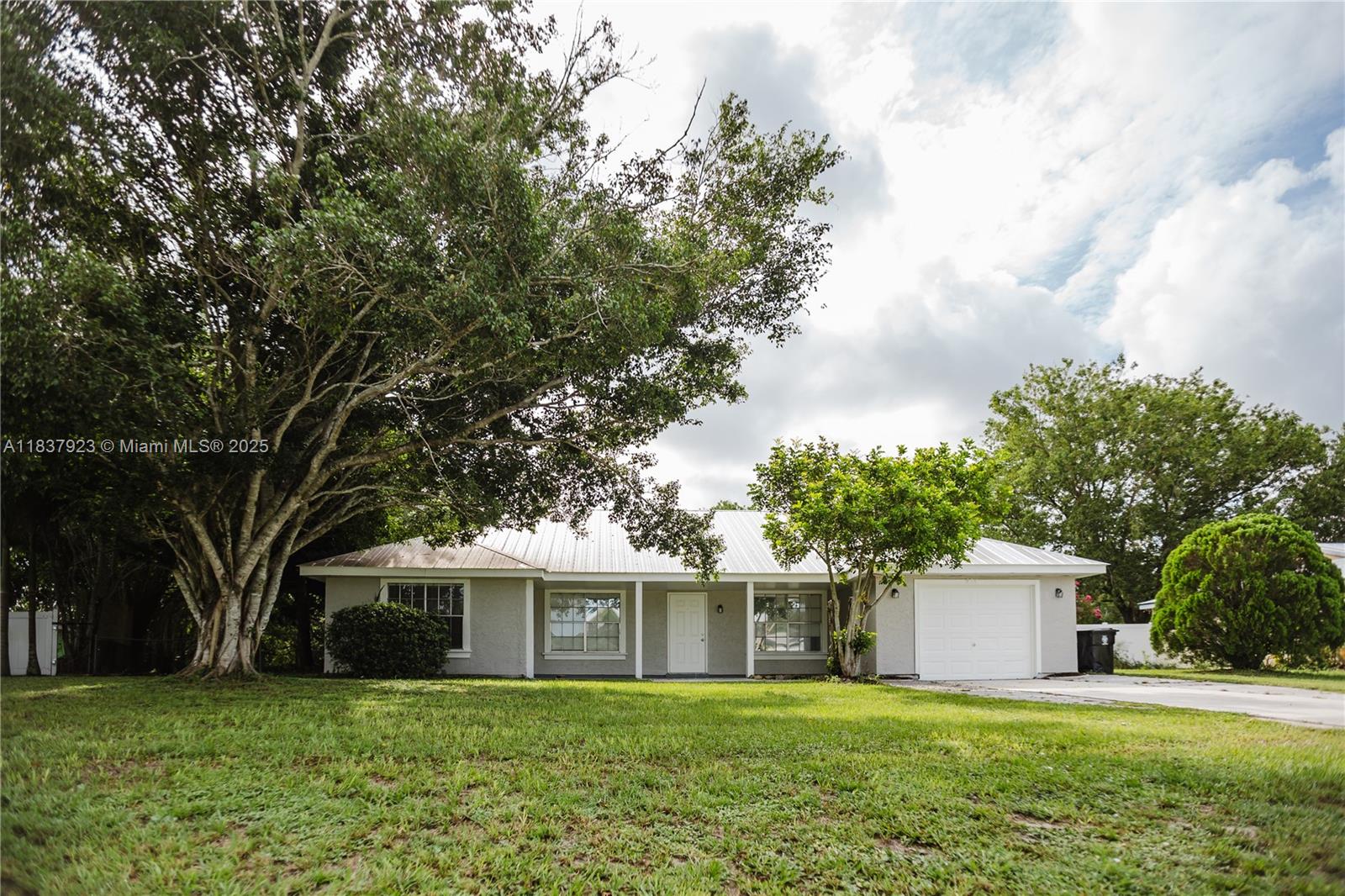 274 SW Bridgeport Dr, Port Saint Lucie, Florida image 1