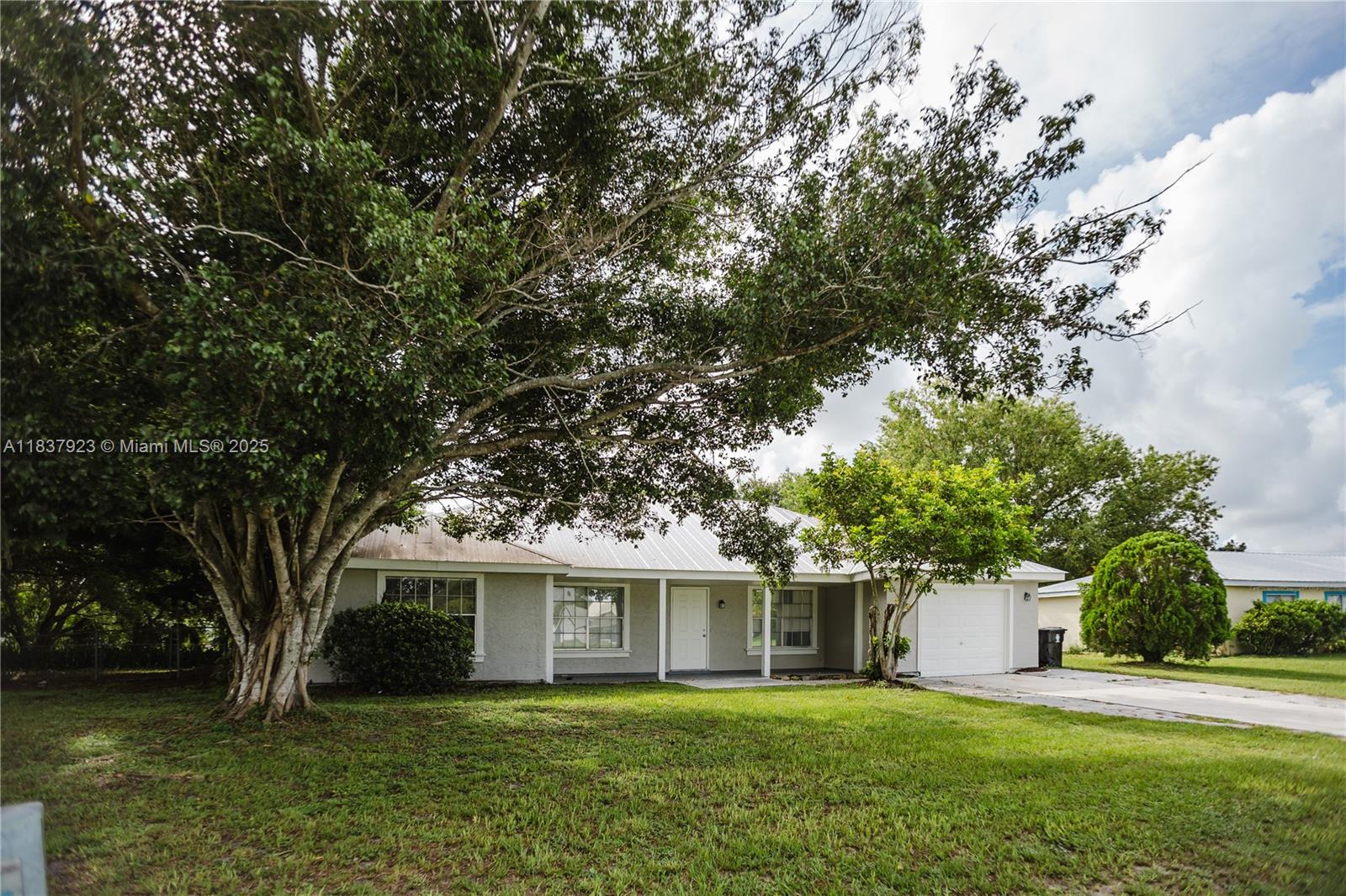 274 SW Bridgeport Dr, Port Saint Lucie, Florida image 2