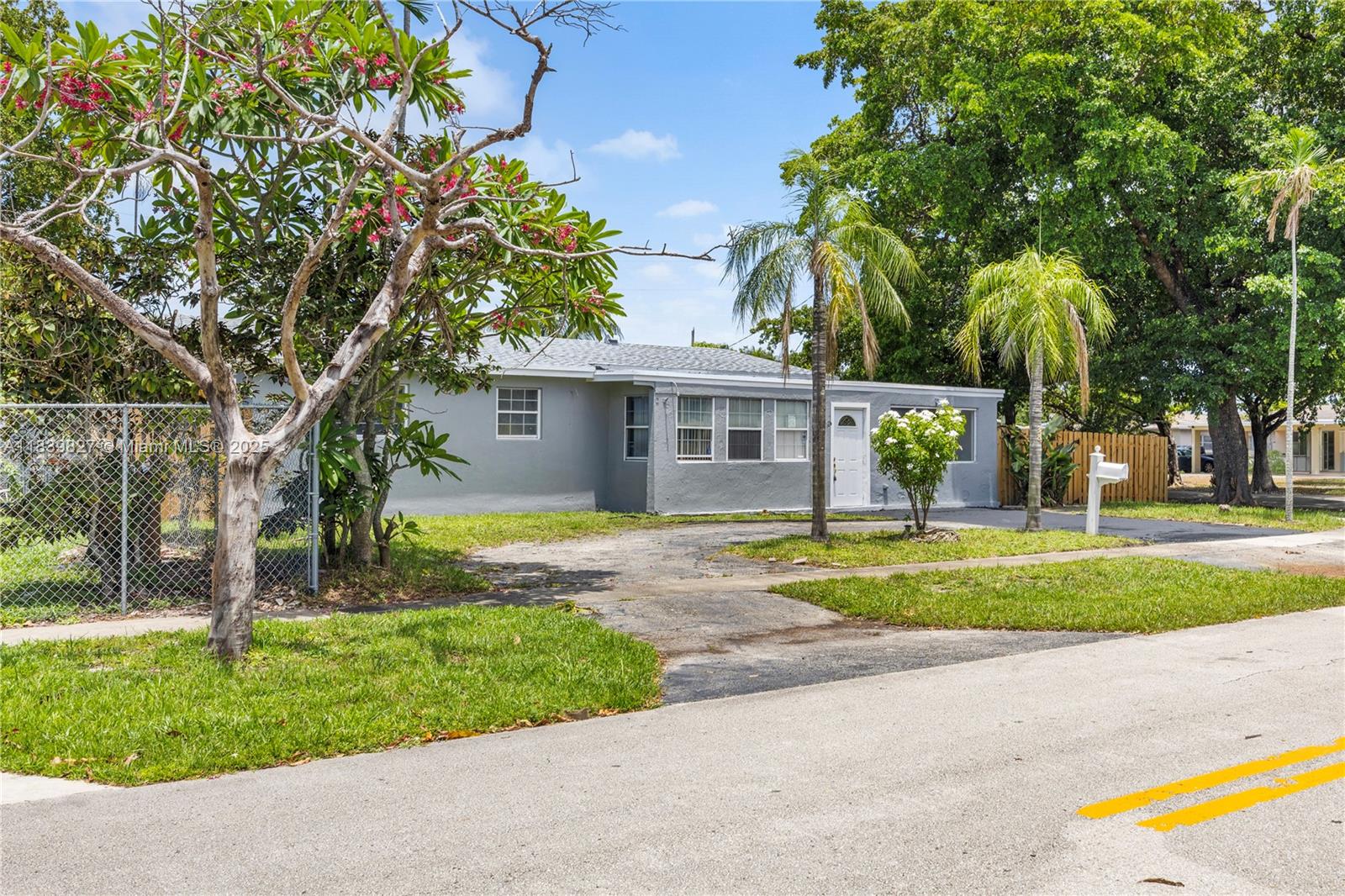 3851 N 3rd Ter, Deerfield Beach, Florida image 2