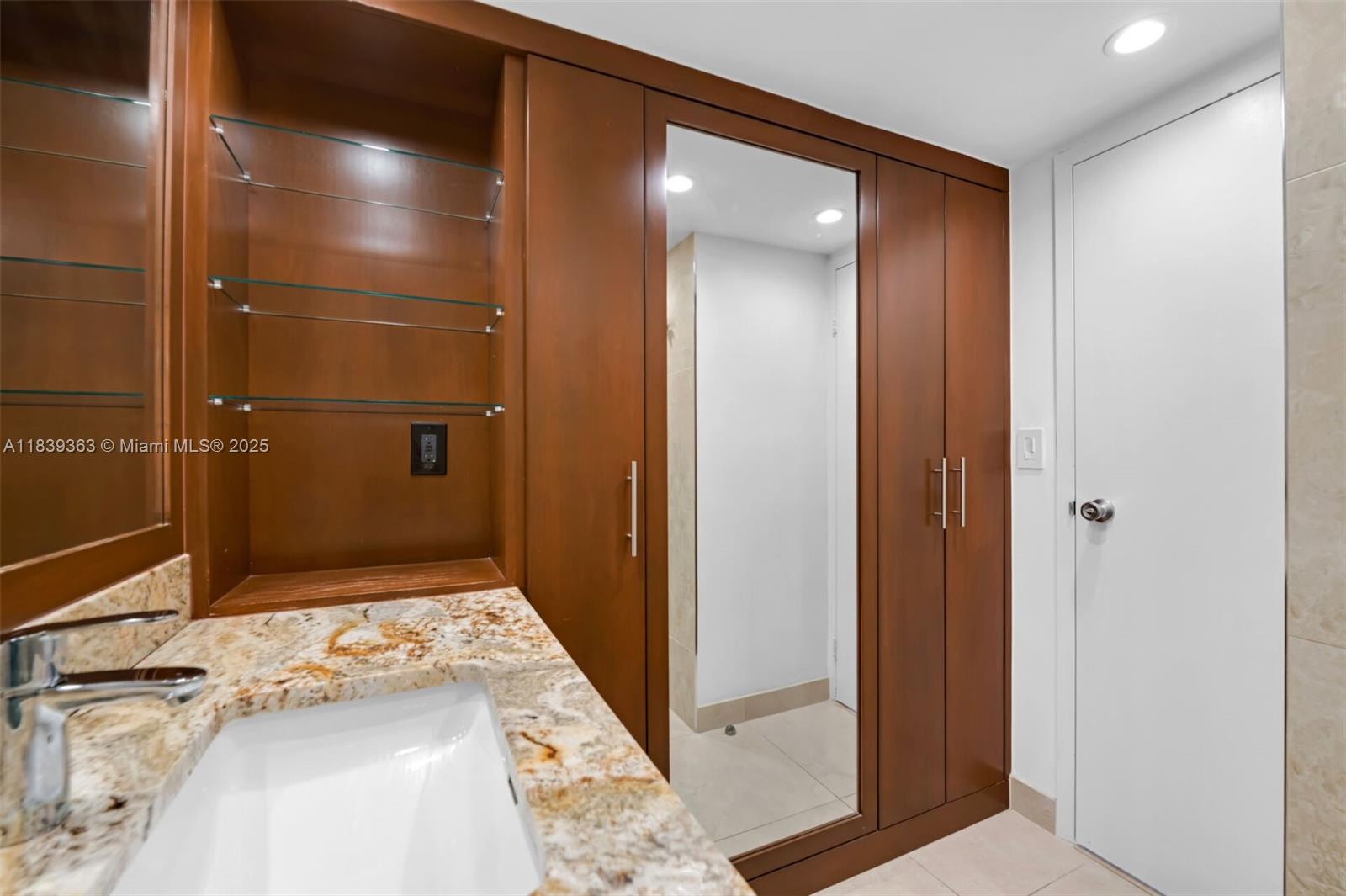 3675 N Country Club Dr #2302, Aventura, Florida image 28