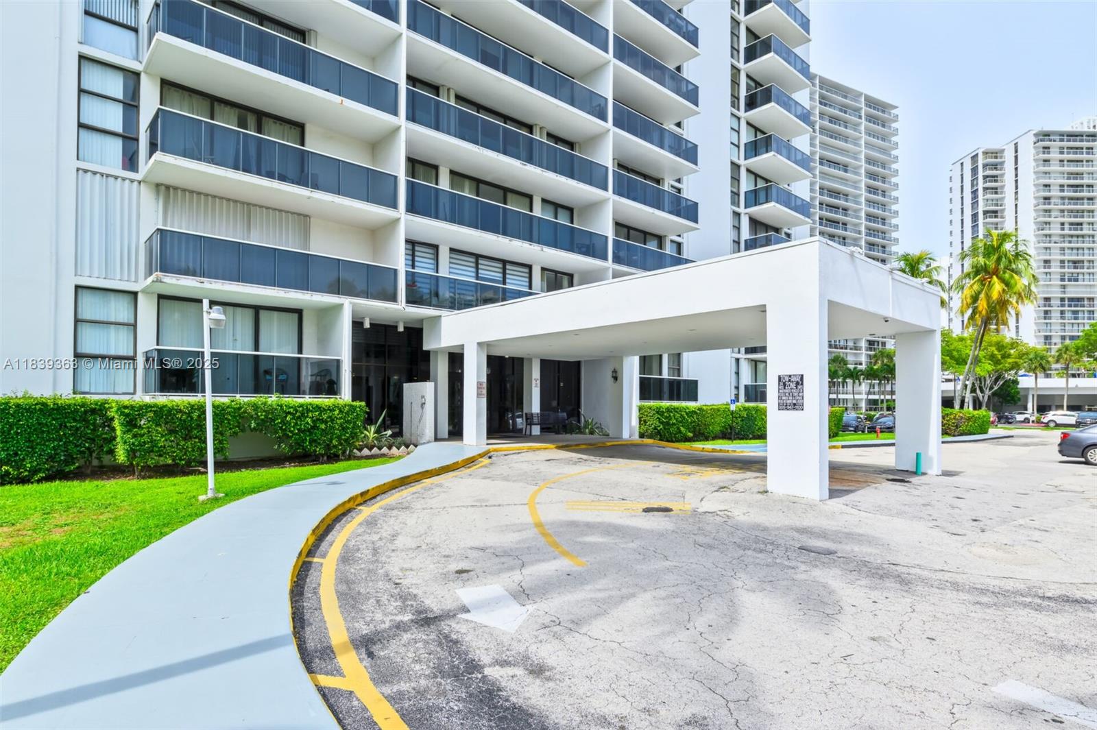 3675 N Country Club Dr #2302, Aventura, Florida image 3