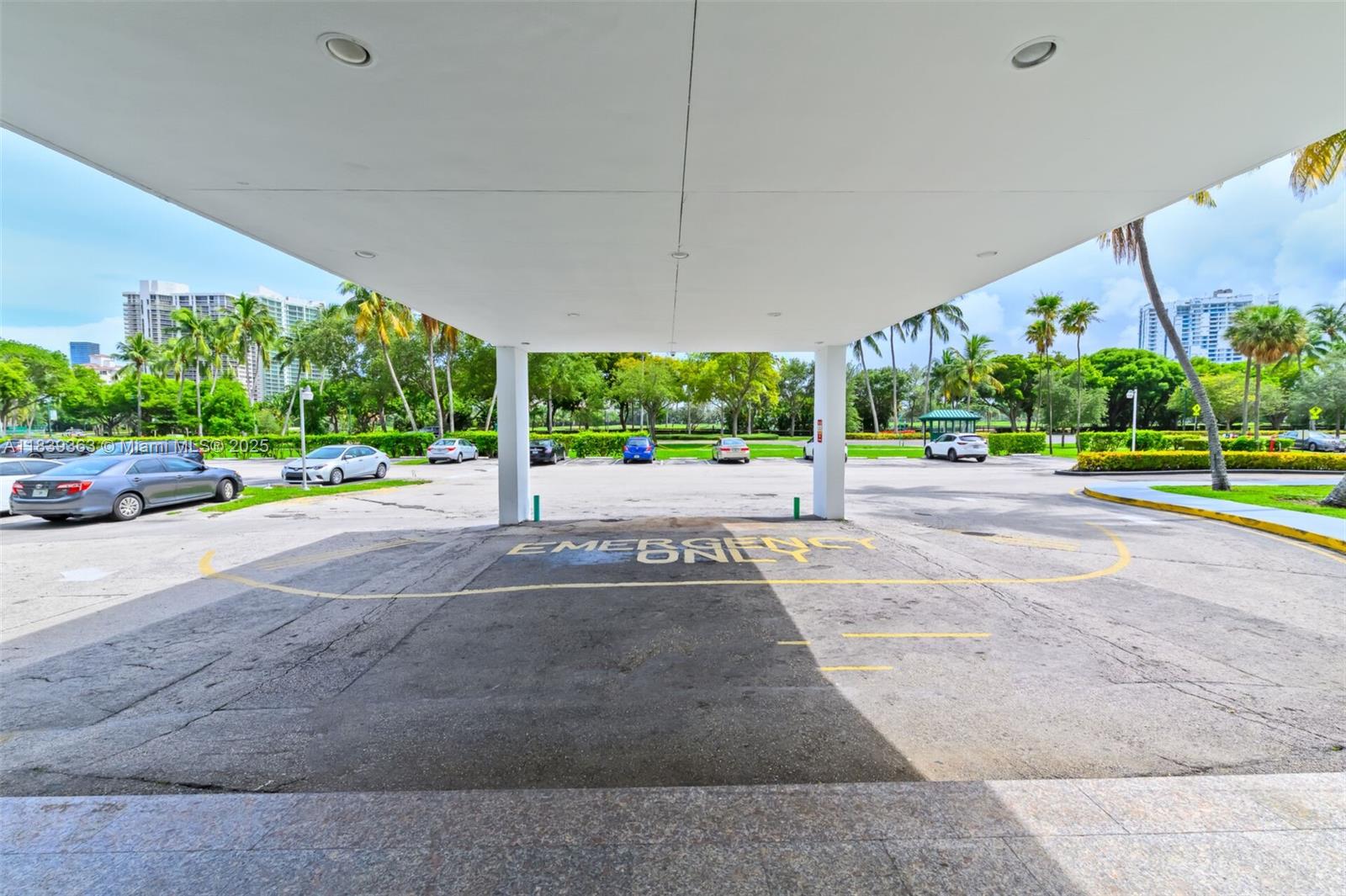 3675 N Country Club Dr #2302, Aventura, Florida image 36