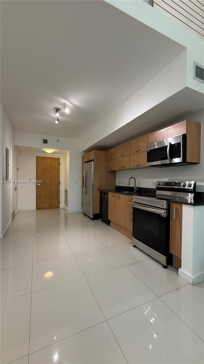 Beautiful and spacious 2 bedroom, 2 bath Loft-Style residence in Wind Condominium. Floor to ceiling windows and 1148 SF of modern living space. This light-filled residence features an open layout with a sleek European kitchen, stainless steel appliances and granite countertop. Wind is a river front condo with top-tier amenities, in a gated community and close distance to Brickell City Centre, Metro mover and the Financial District of Brickell. Amenities include a Clubhouse, Men and women spa with steam room and sauna, private massage rooms, state of-the-art two story gym, sports lounge, cigar parlor and playroom, 40,000 square foot outdoor tropical oasis with a River front pool, 24-hour valet, and professional concierge. Parking is in the same floor of the unit.