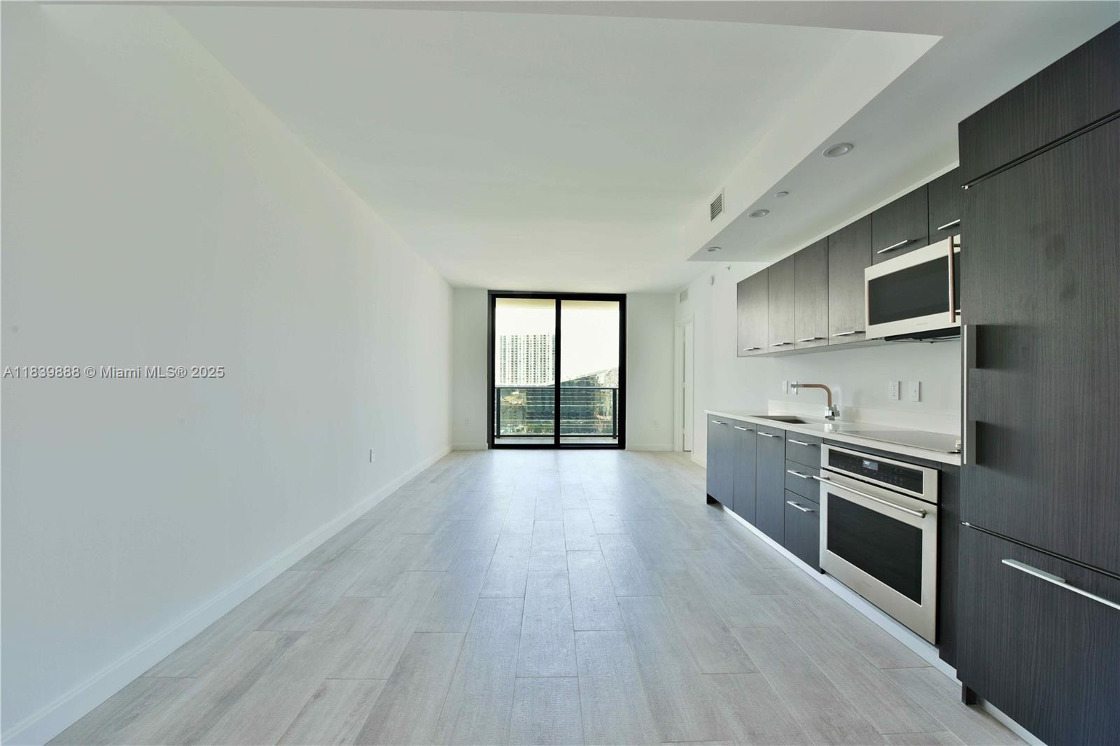Spectacular 1bed 1.5 bath Unit at Brickell Heights East . Amazing City and Brickell City Centre views, wood plank
porcelain title floor in all unit including Balcony, modern kitchen , floor to ceiling windows and open balcony. Great
amenities featuring 2 pools and jacuzzi, media room, business center, 24hs security, valet and concierge. The unit
has North-East exposure views. Located in the heart of Brickell, is near Museum, the Design District, Wynwood and
American Airlines Arena. Close to Restaurants, Brickell CITI CENTRE and shops