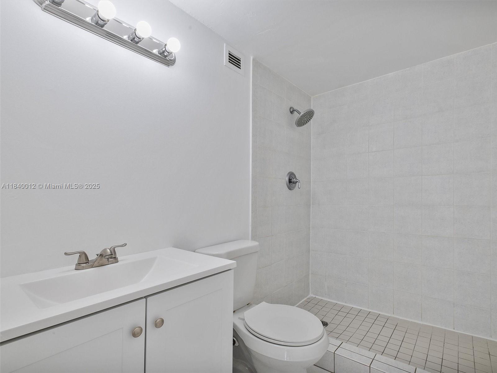 400 Kings Point Dr #523, Sunny Isles Beach, Florida image 14